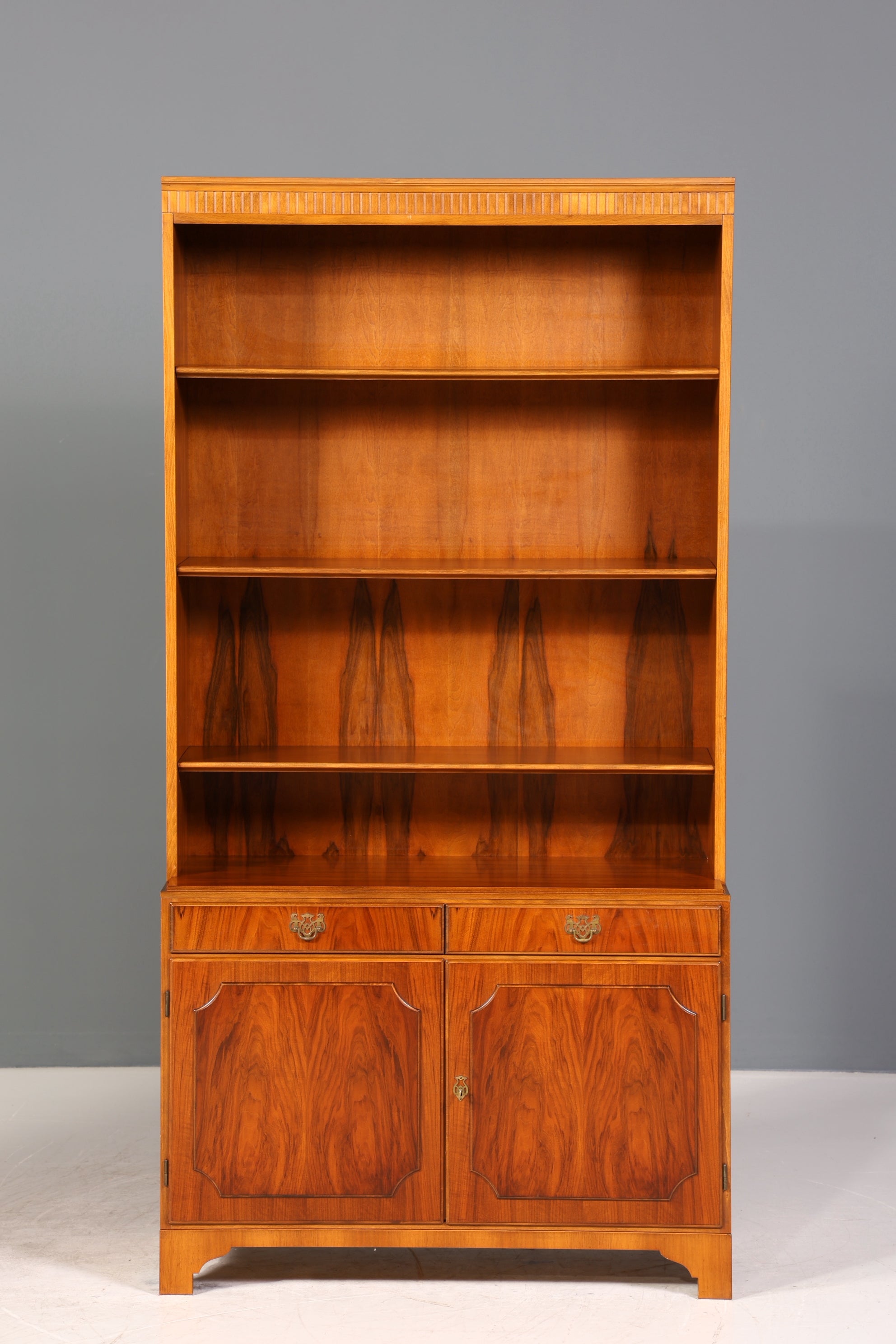 Wunderschönes Regal im englischen Stil Bücherschrank UK Bücherregal Schrank 60s Jahre 1 von 2