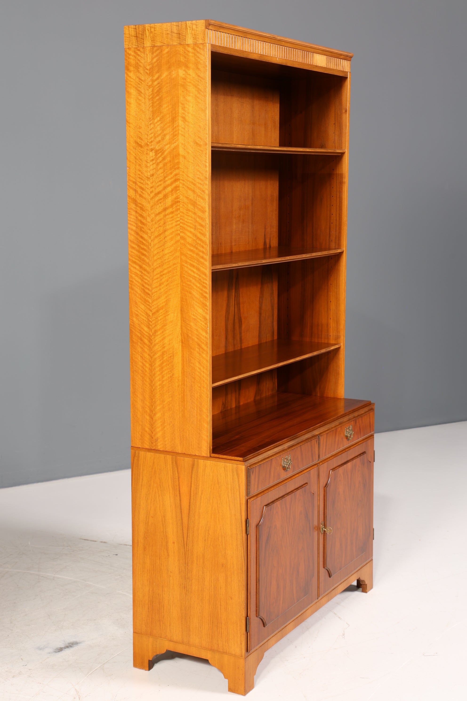 Wunderschönes Regal im englischen Stil Bücherschrank UK Bücherregal Schrank 60s Jahre 1 von 2