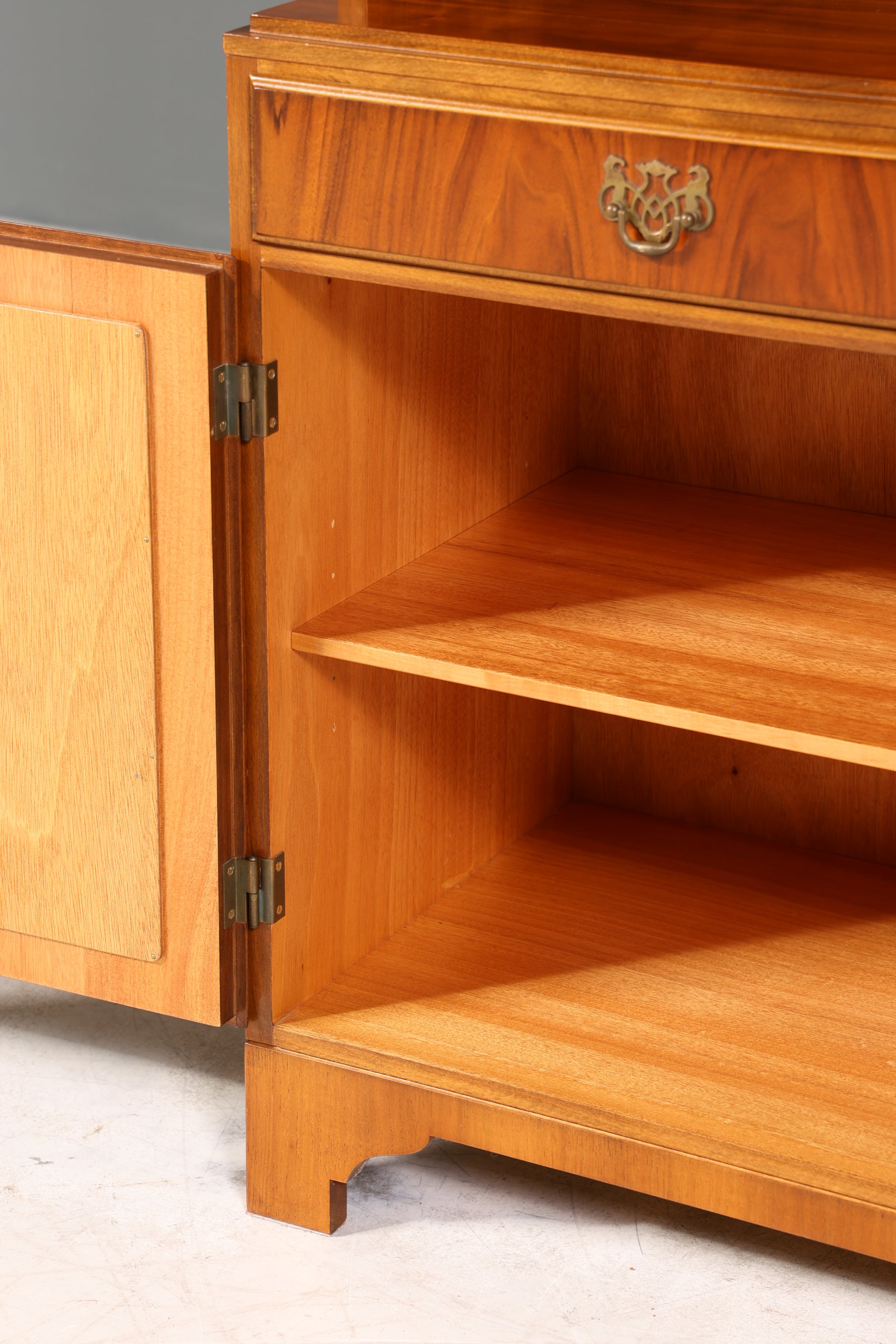 Wunderschönes Regal im englischen Stil Bücherschrank UK Bücherregal Schrank 60s Jahre 1 von 2