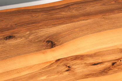 Wunderschöner Nussbaum Tisch 220cm-95cm Esszimmer Tisch Baumkanten Platte massiv Holz Küchentisch
