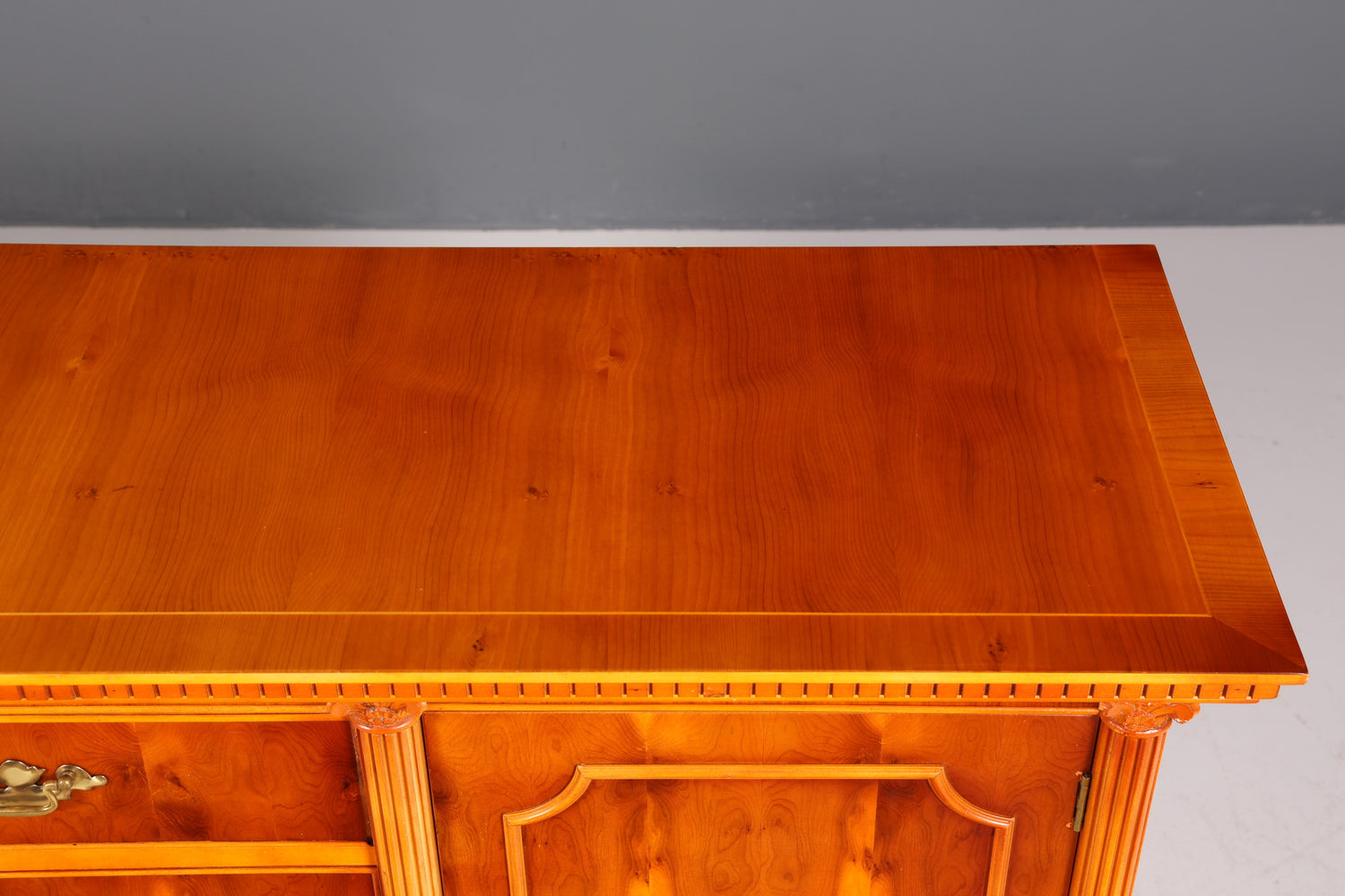 Wunderschönes Englisches Sideboard Eibe Schrank Antik Stil Buffetschrank Kommode