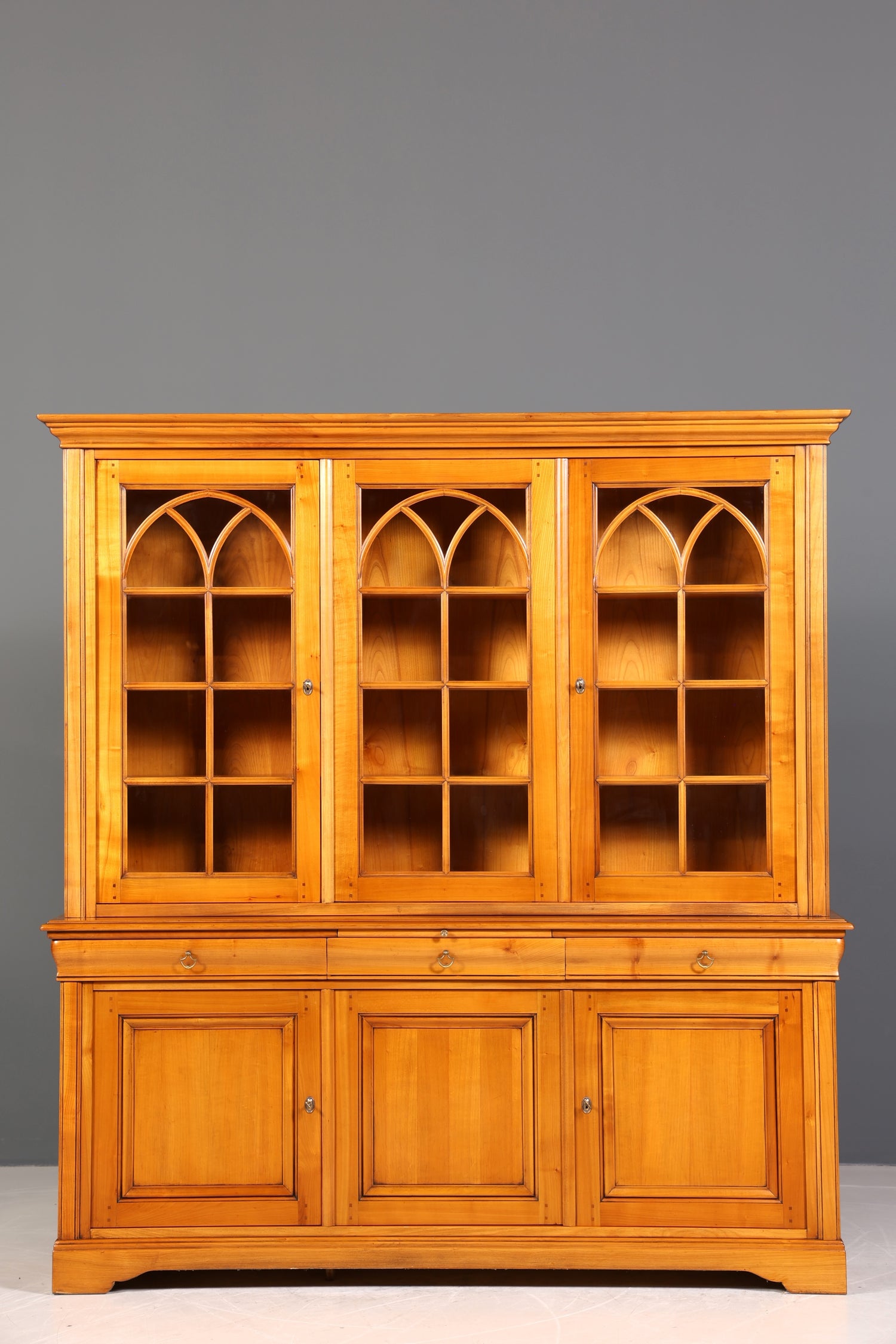 Stilvoller Französischer Vtirinenschrank Grange Stil Antik Stil Vitrine Kirschbaum Bücherschrank 60s Anrichte Landhaus