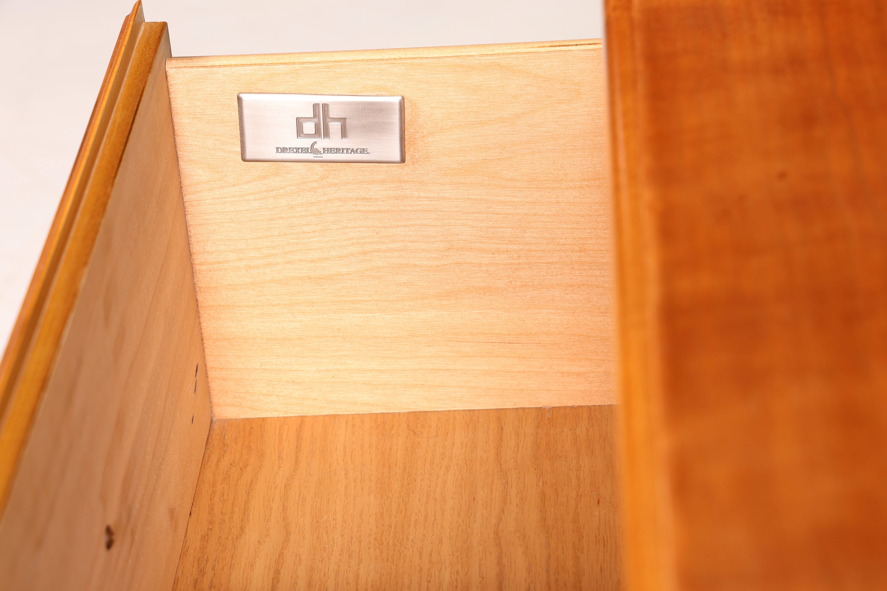 Wunderschöne Kommode der Marke Drexel Heritage Antik Stil Nachttisch USA Schlafzimmer Kommode 1 von 3