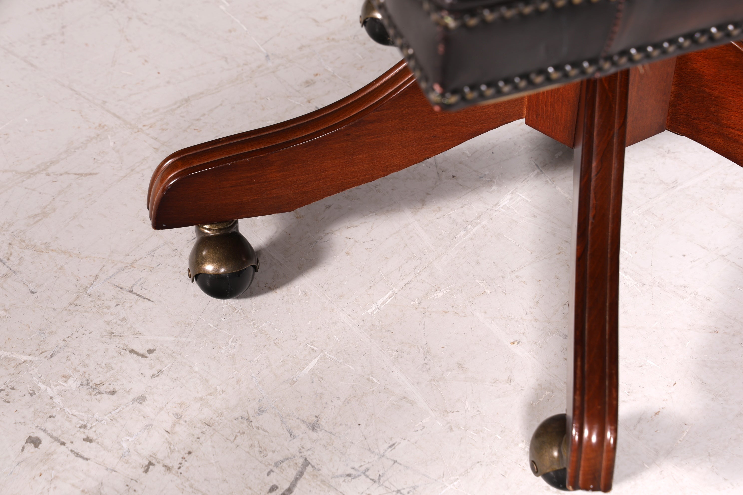 Wunderschöner Original Chesterfield Centurion Captain Chair Englisch braun echt Leder Sessel