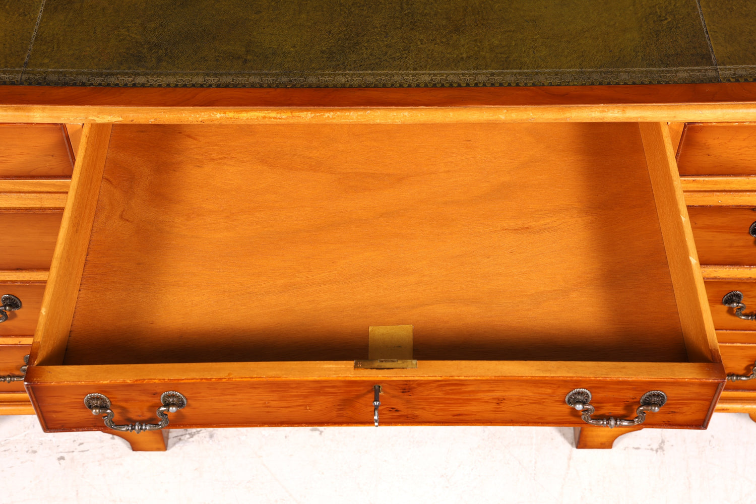 Wunderschöner Englischer Schreibtisch Eibe Lederauflage Bürotisch Antik Stil Office Desk