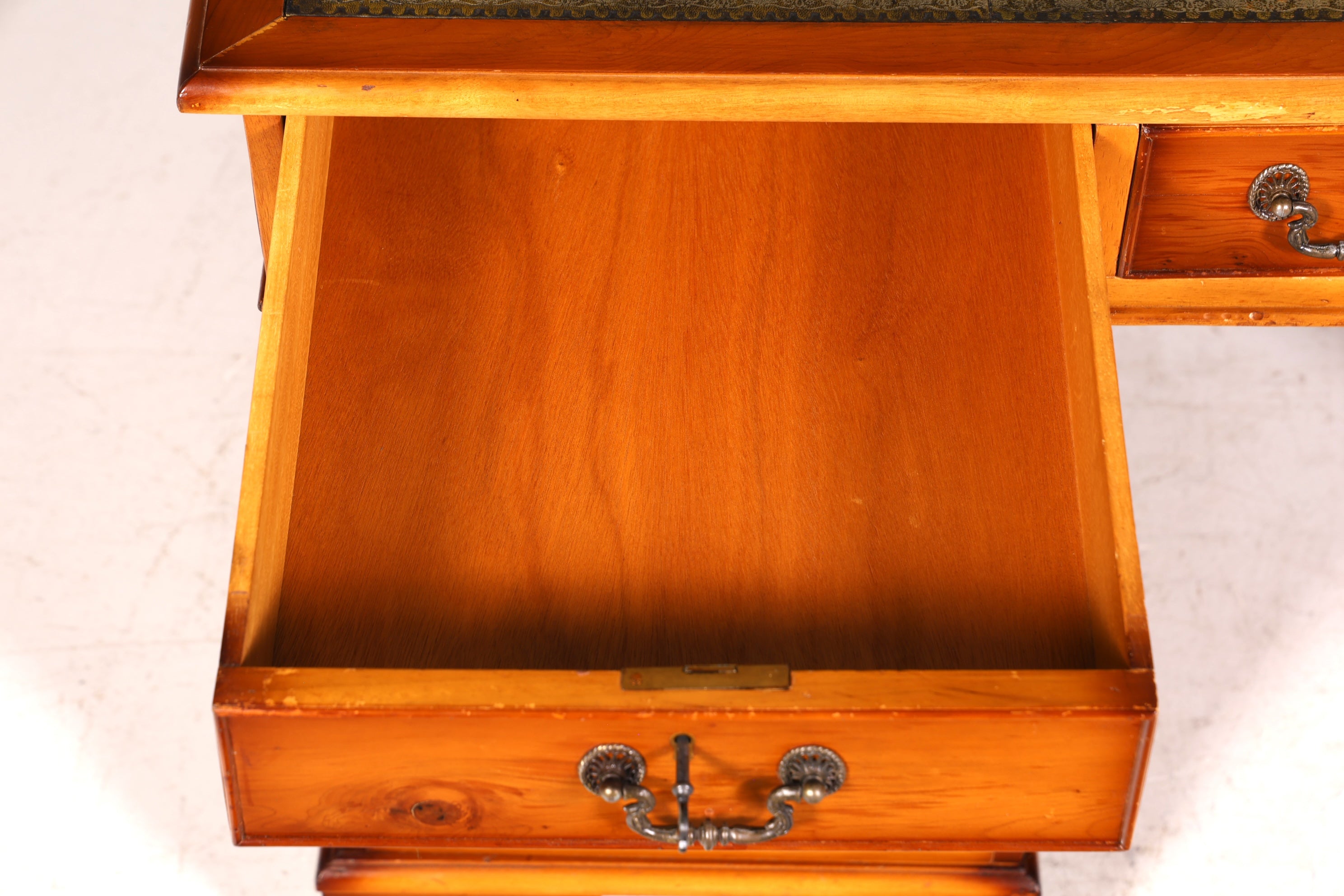 Wunderschöner Englischer Schreibtisch Eibe Lederauflage Bürotisch Antik Stil Office Desk