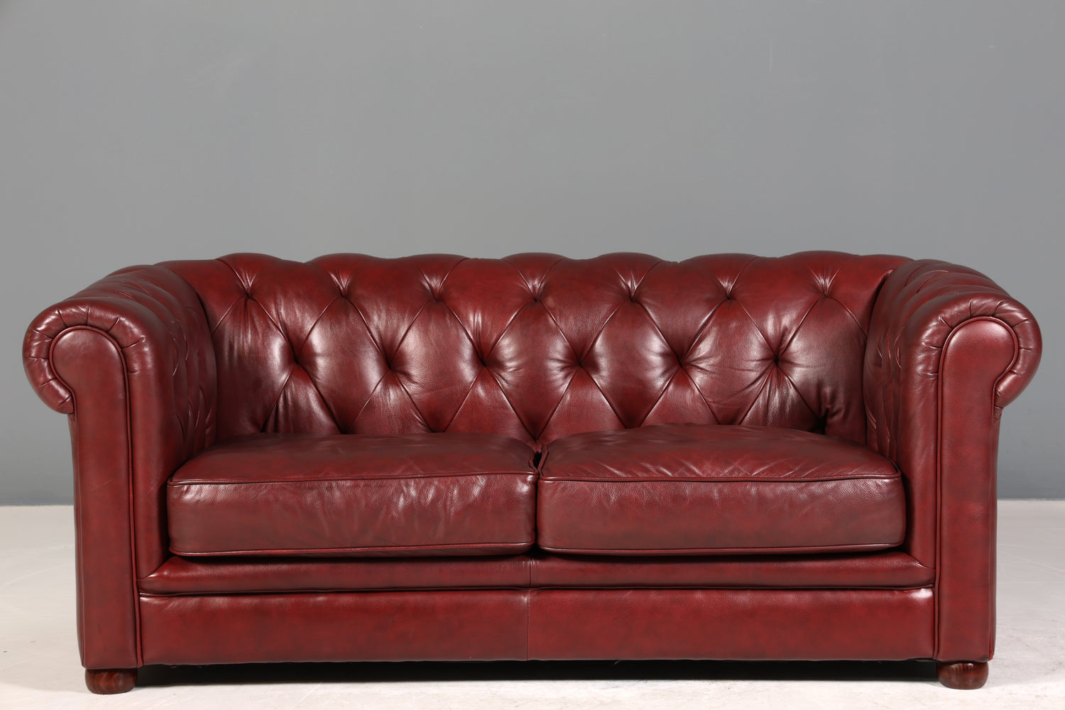Wunderschönes Original Chesterfield Sofa 2,5-Sitzer Couch Oxblood England Polstersofa