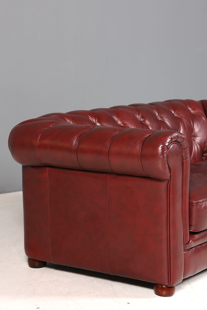 Wunderschönes Original Chesterfield Sofa 2,5-Sitzer Couch Oxblood England Polstersofa