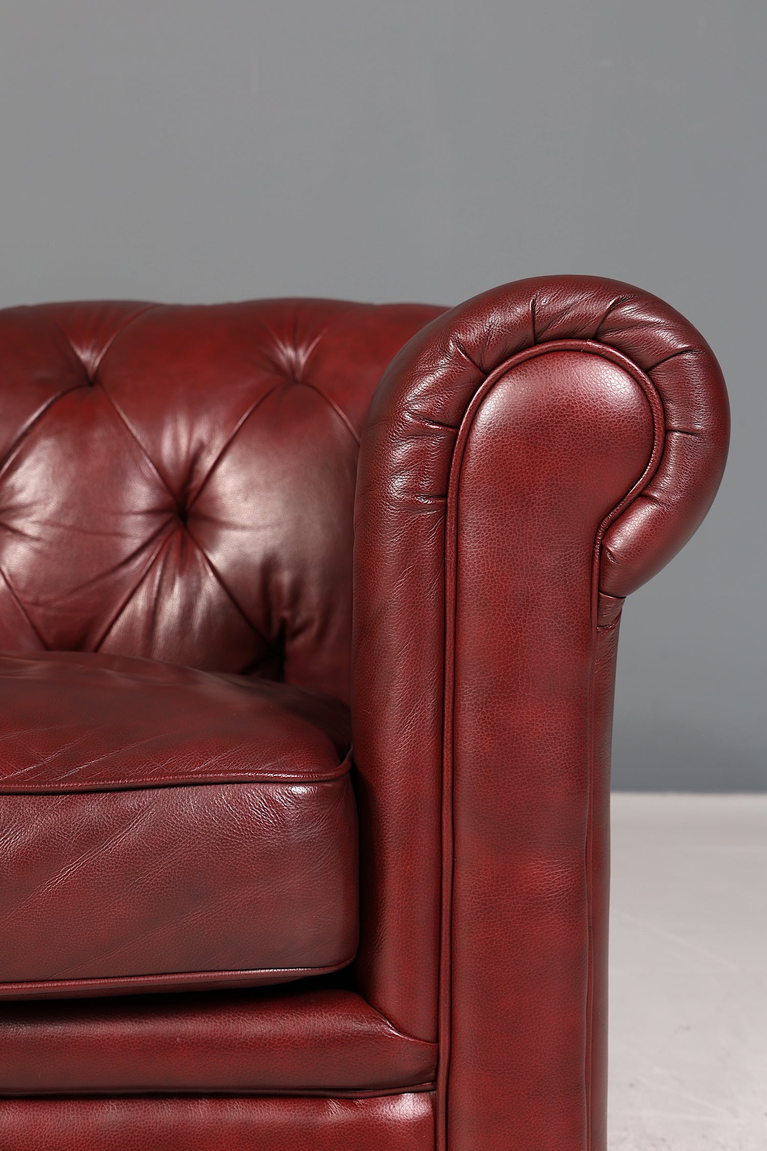 Wunderschönes Original Chesterfield Sofa 2,5-Sitzer Couch Oxblood England Polstersofa