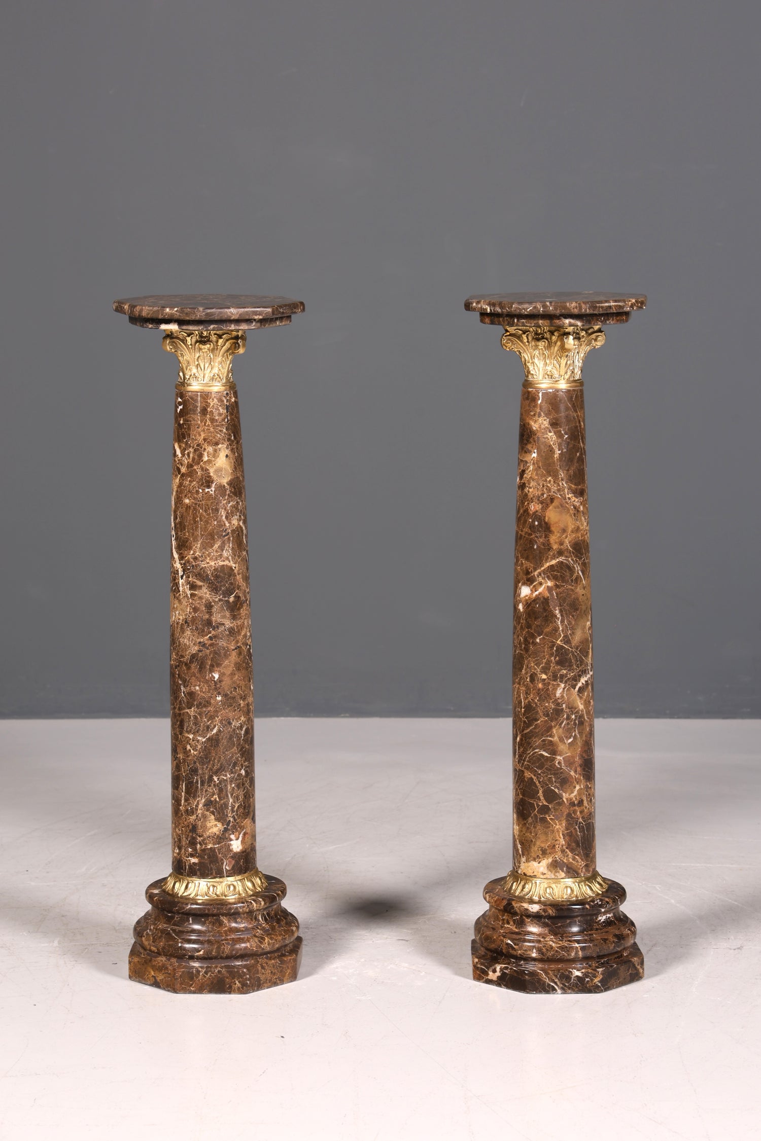 Wunderschöne Barock Stil Säule Louis XV Marmor Blumensäule Naturstein Braun Sockel Ablage 1 von 2