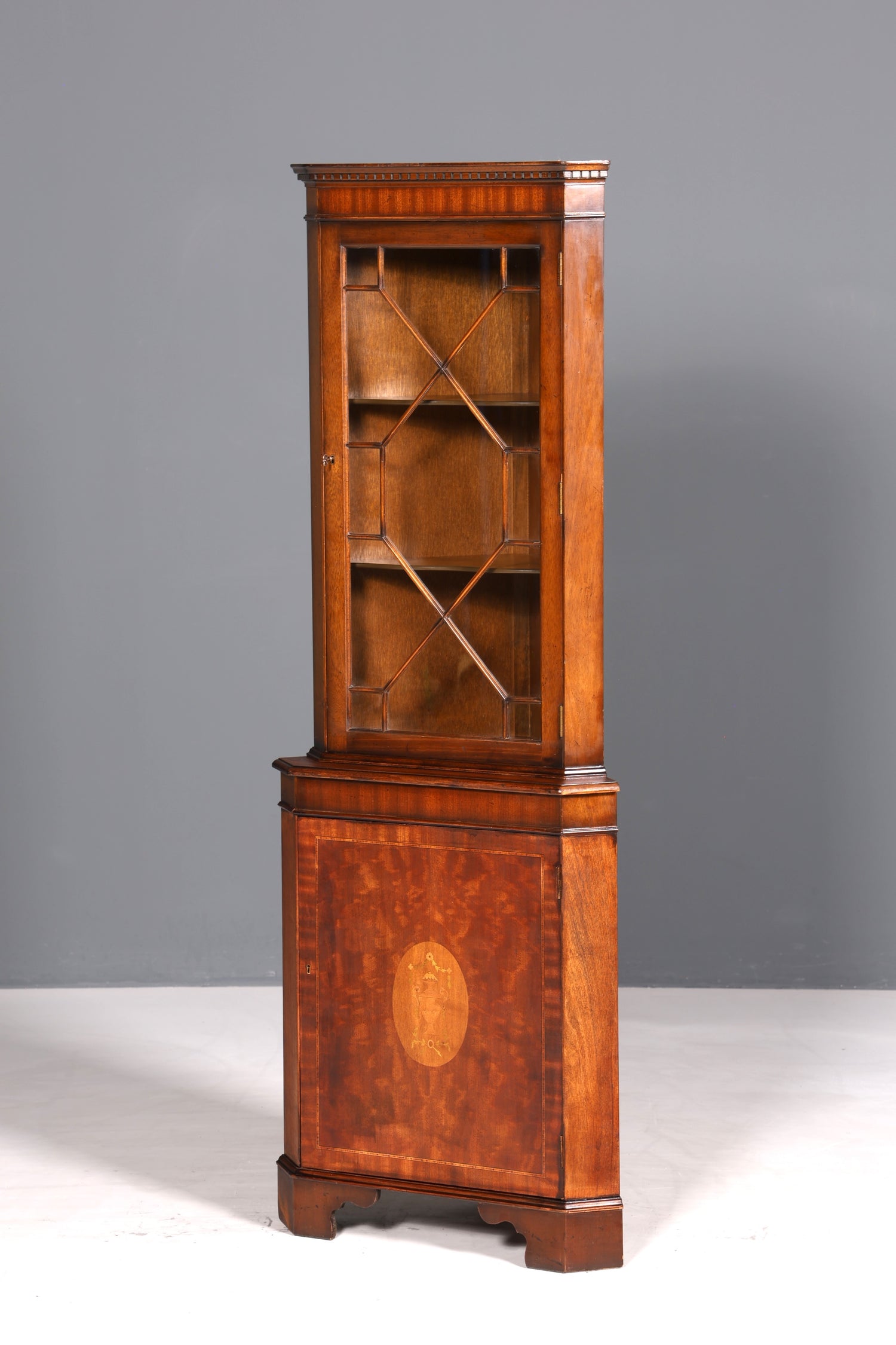 Wunderschöne Englische Eckvitrine Antik 60s echt Holz Schrank Eckschrank Glasvitrine