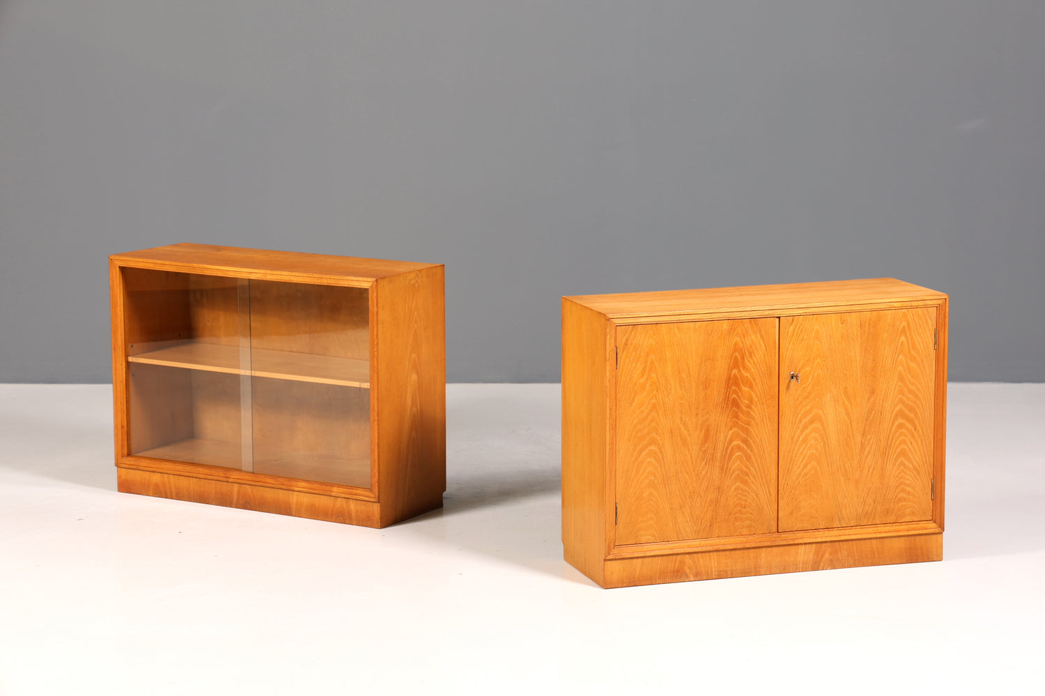 Wunderschöne Mid Century Vitrine Vintage TV Schrank Retro Regal Kommode Bücherregal