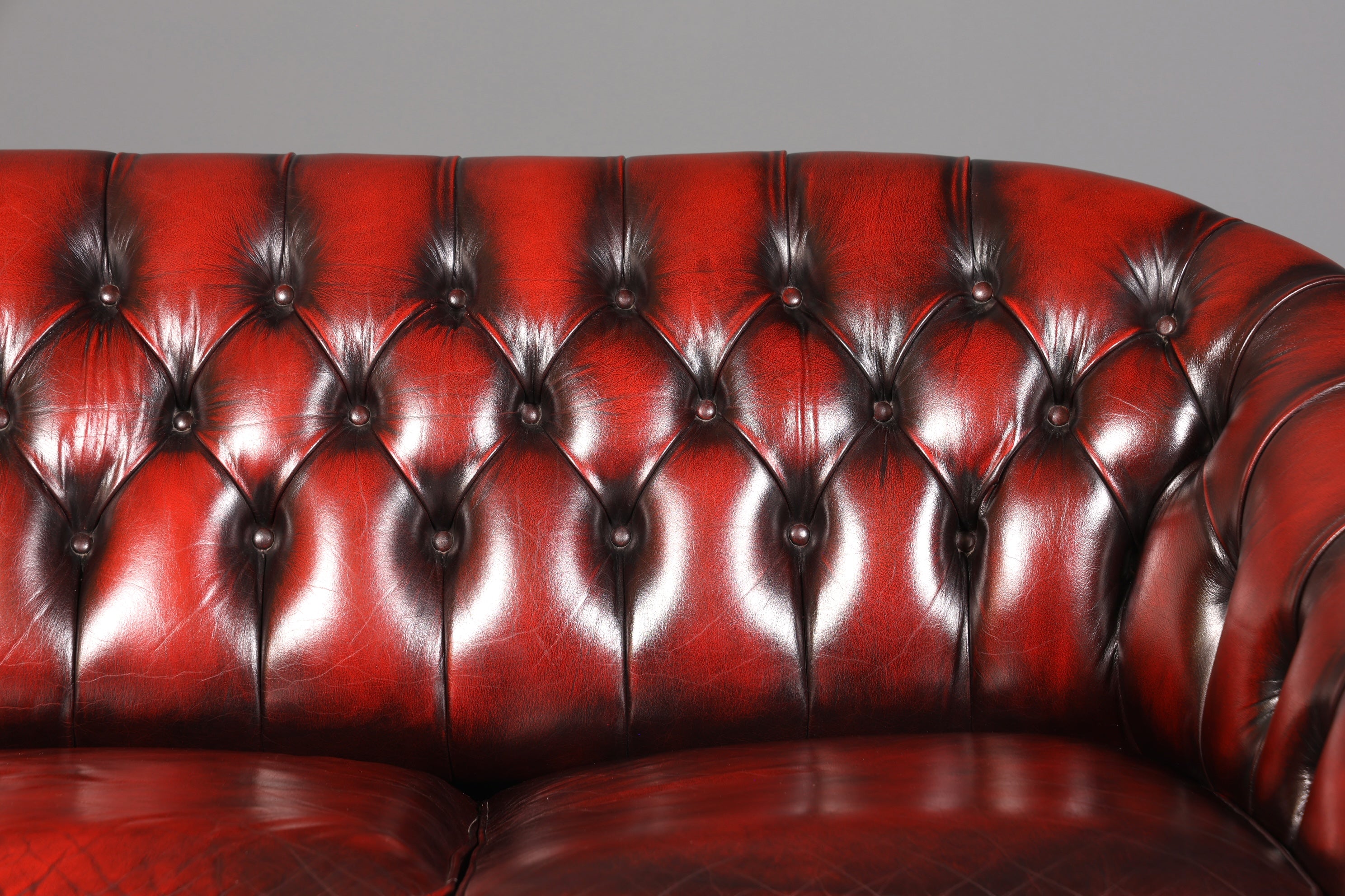 Wunderschönes Original Chesterfield Sofa 3- Sitzer echt Leder Englisch Oxblood Couch