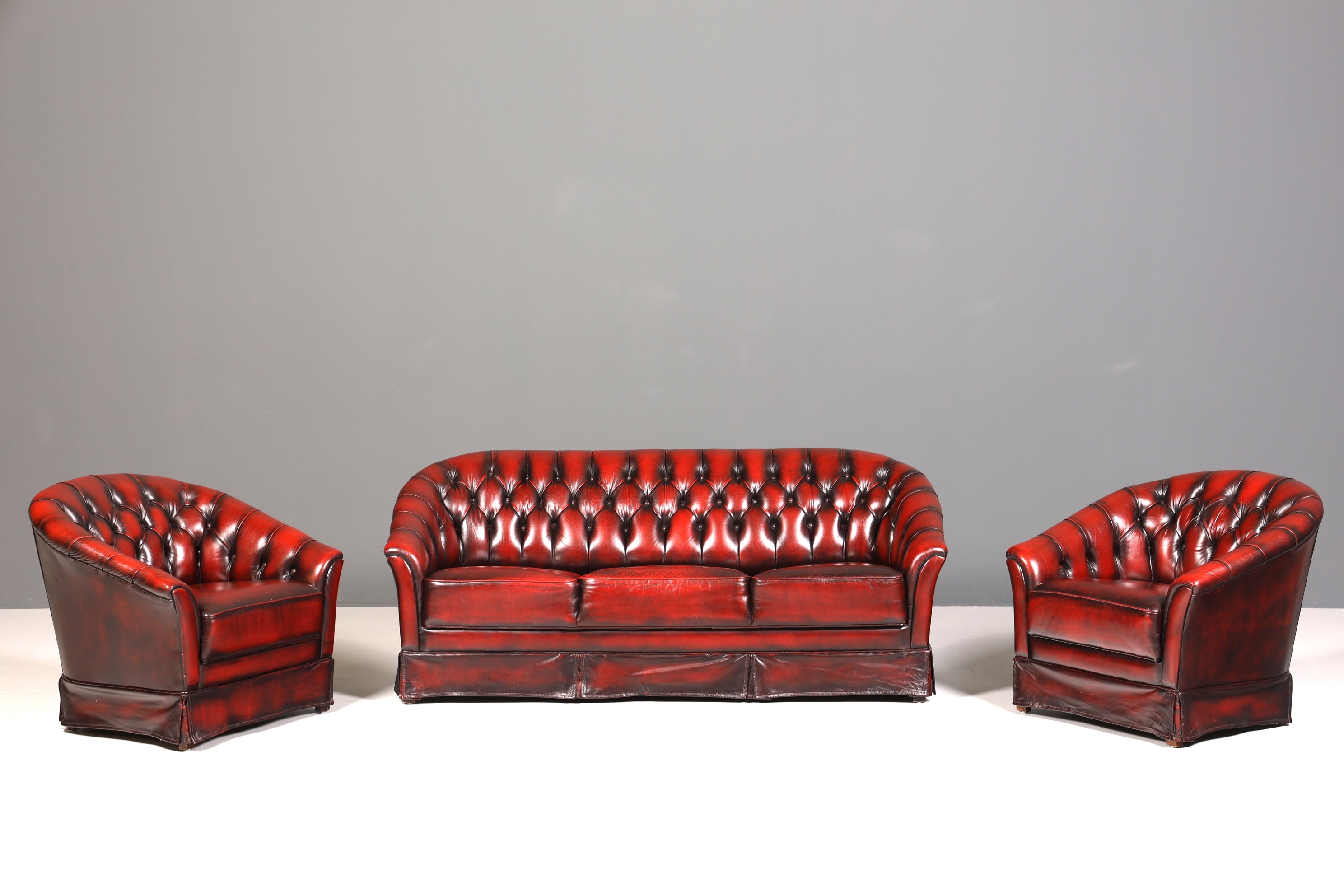 Wunderschönes Original Chesterfield Sofa 3- Sitzer echt Leder Englisch Oxblood Couch