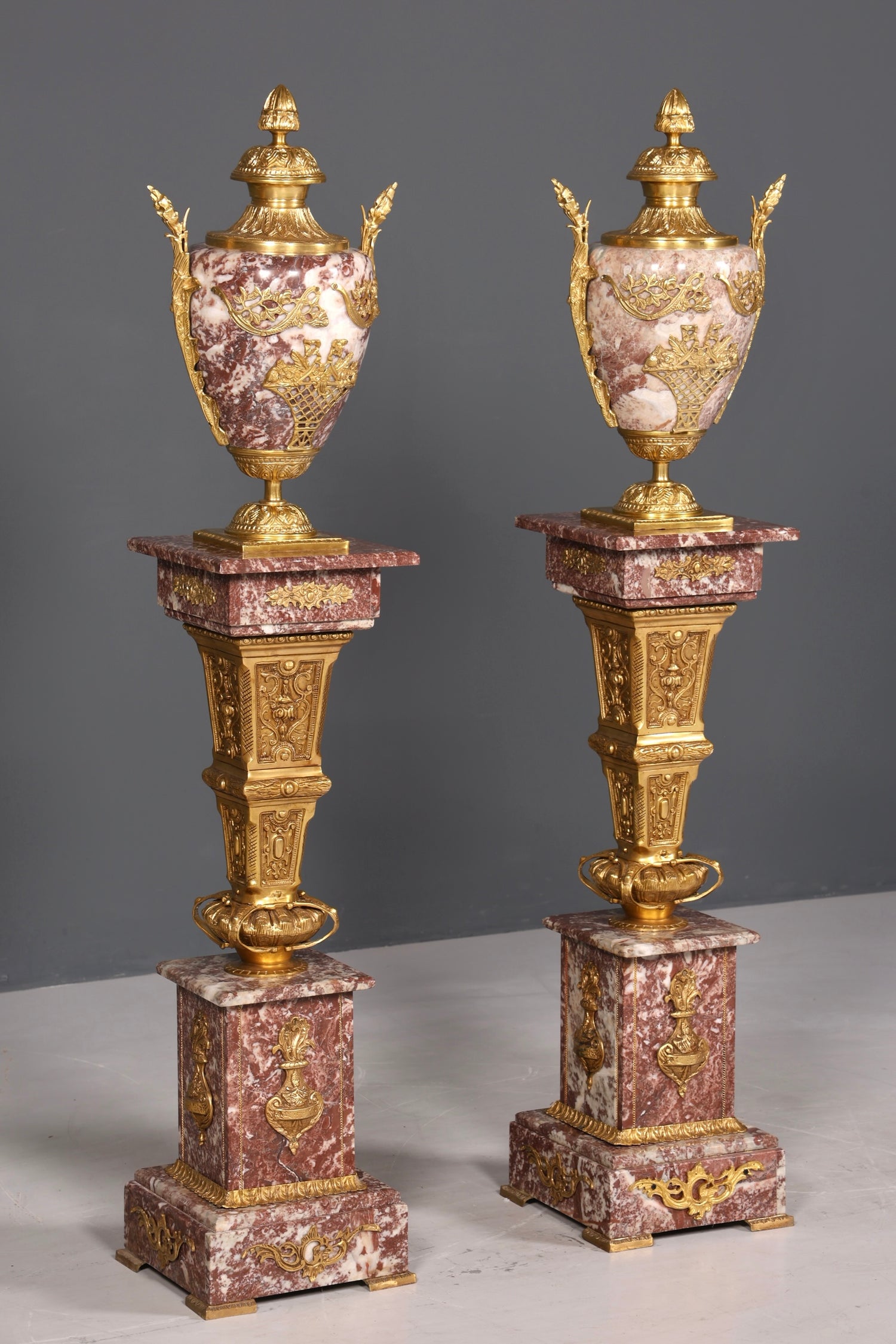 Wunderschöne Barock Stil Säule mit Vase Louis XV Marmor Blumensäule Naturstein Sockel Ablage