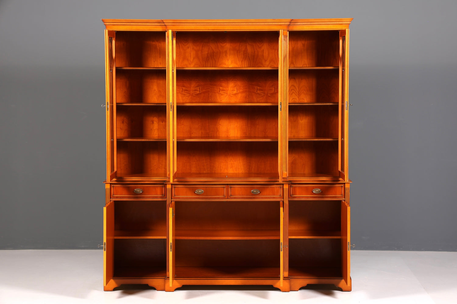 Wunderschöne Englische Vitrine Bücherschrank Buffet Antik Stil Englisch Eibe Glasvitrine Bibliothek