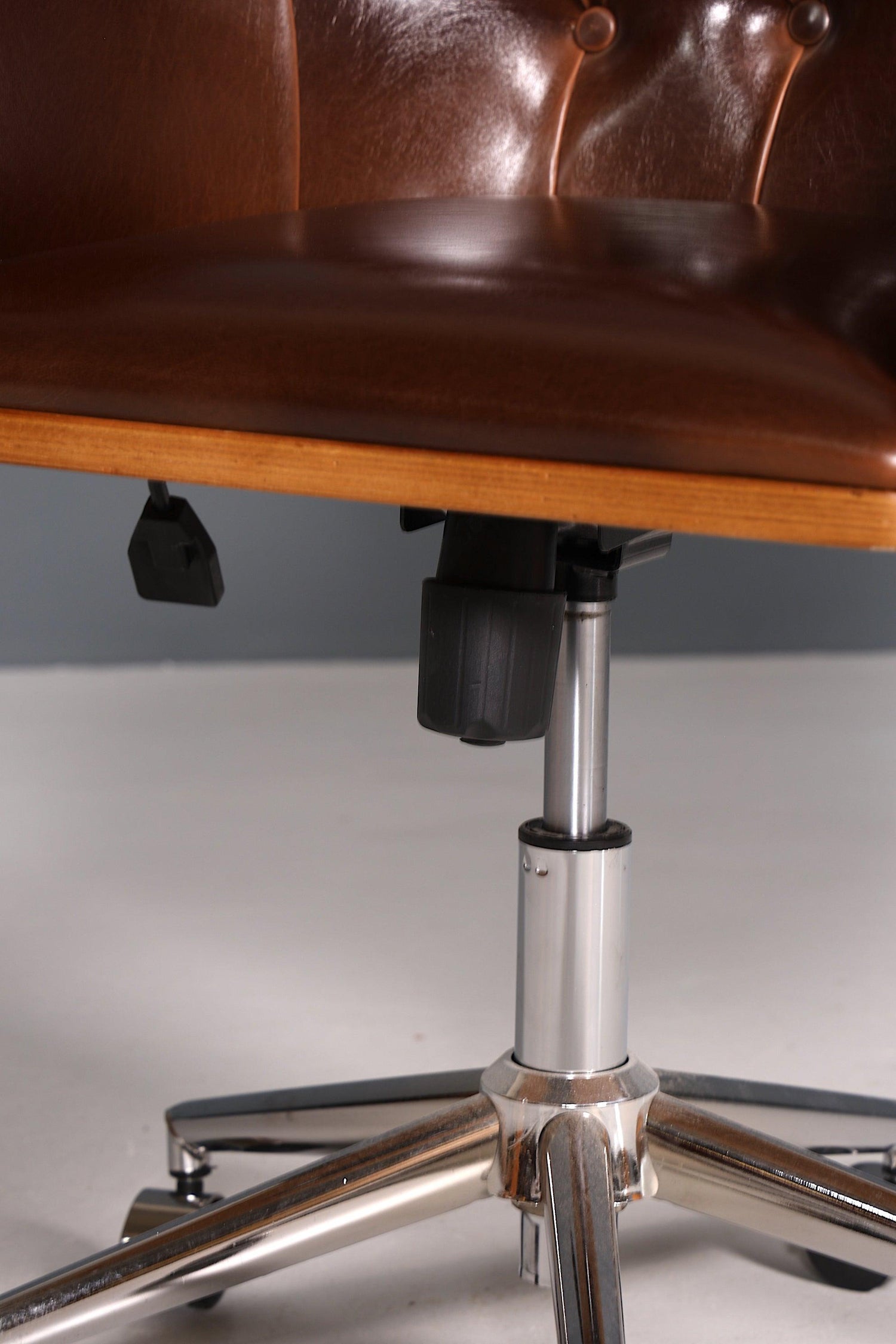Chesterfield Büro Armlehnstuhl &quot;Leon-Office&quot; Nussbaum braun