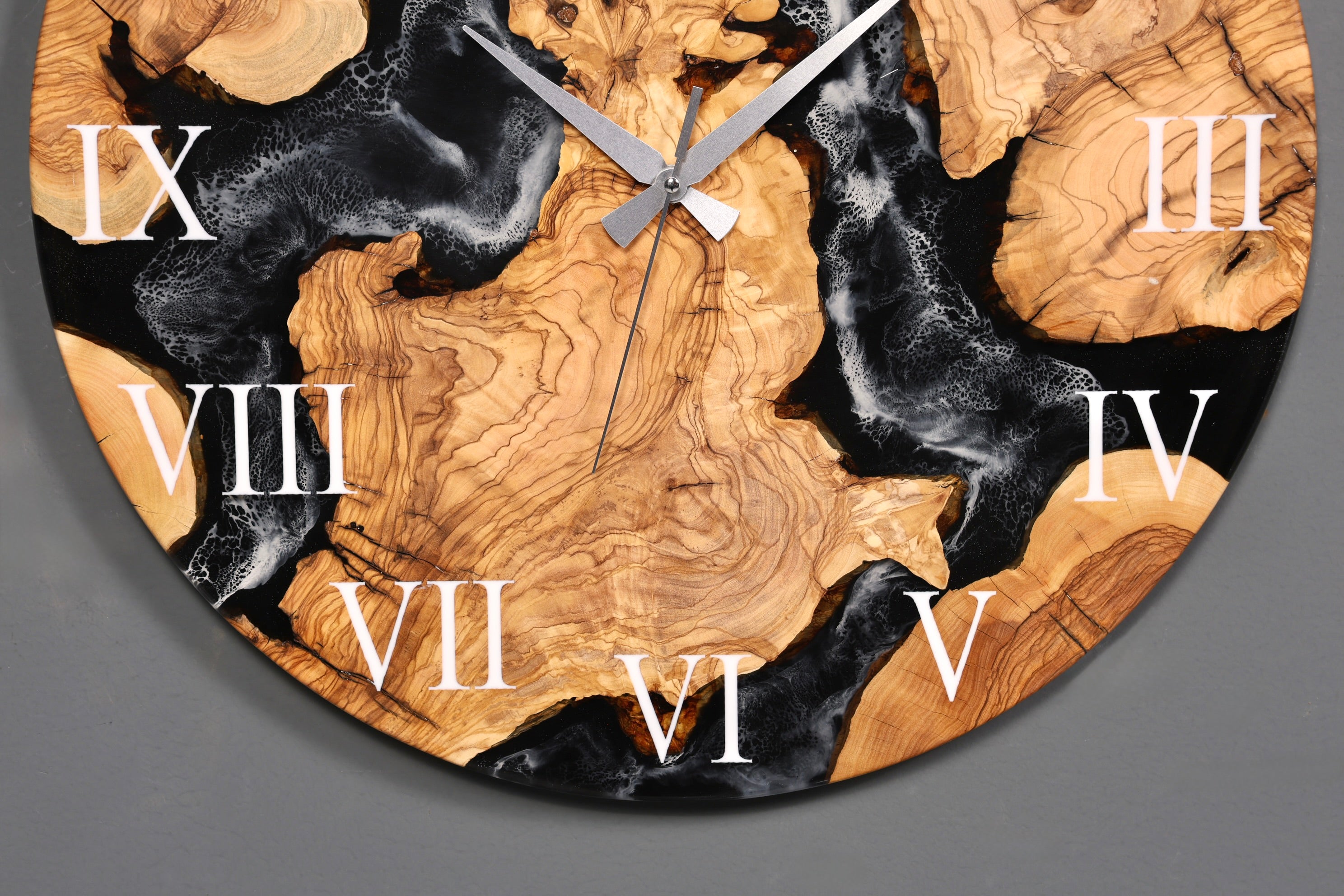 Wunderschöne Handgefertigte Epoxidharz Wanduhr Olivenbaum Uhr Black Epoxy Analog Uhr