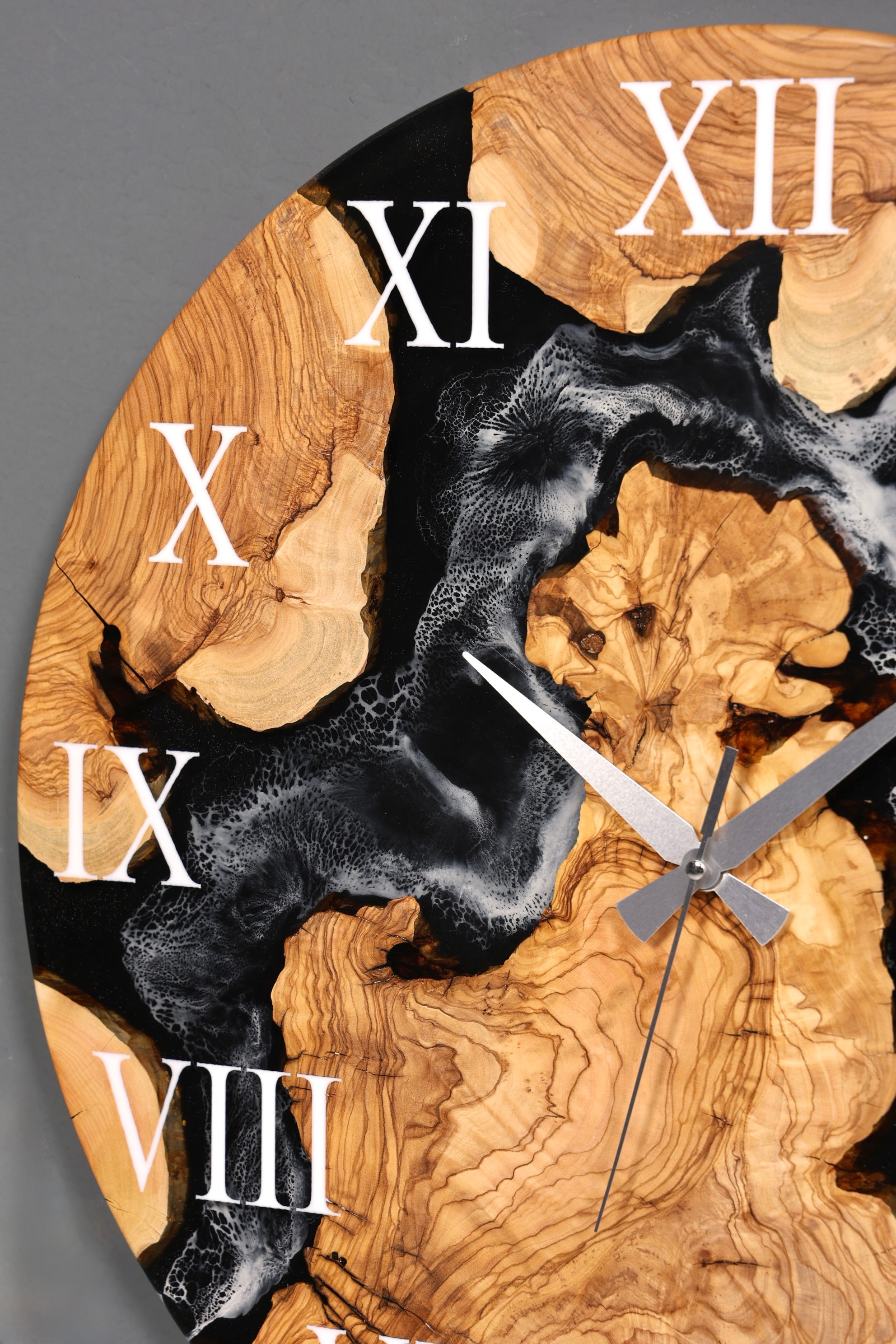 Wunderschöne Handgefertigte Epoxidharz Wanduhr Olivenbaum Uhr Black Epoxy Analog Uhr