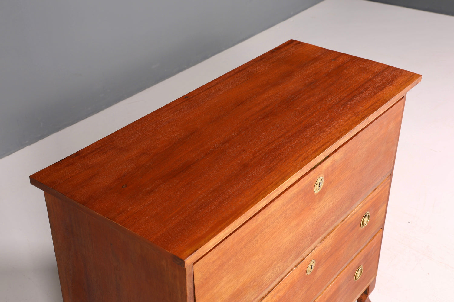 F826 Finish Antik Sekretär?