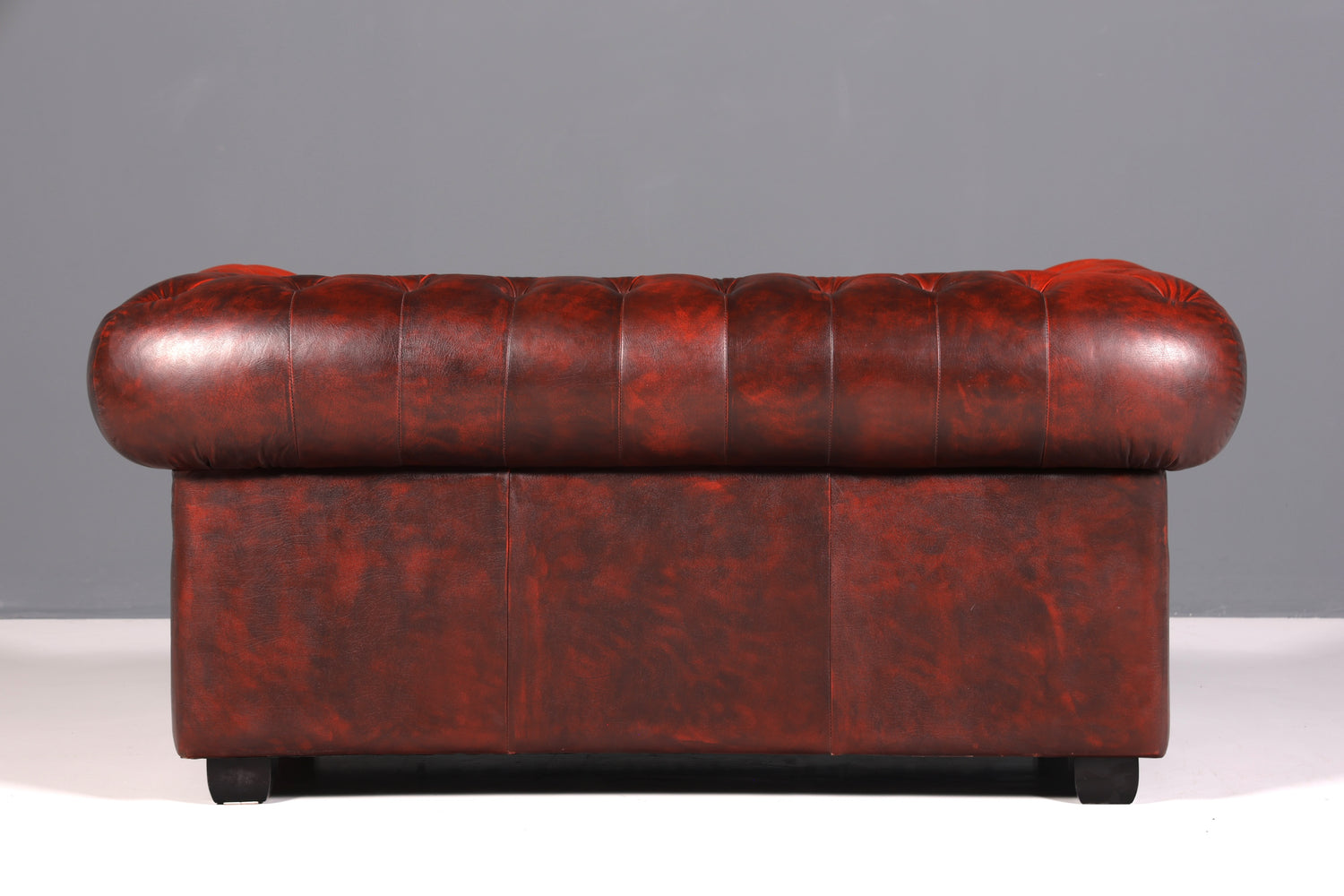 Wunderschönes Original Chesterfield 2er Sofa Englisch Oxblood Leder 2- Sitzer Couch