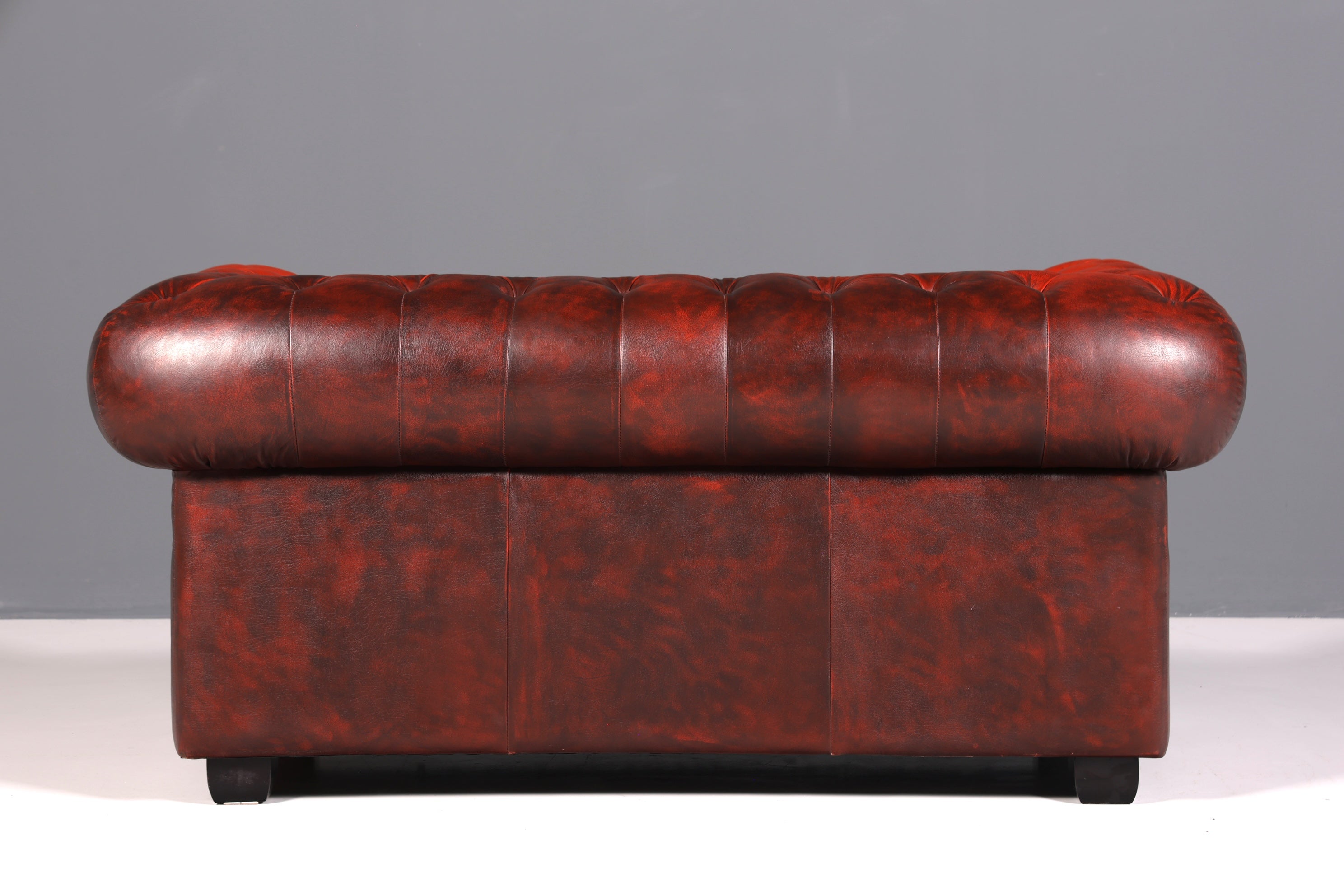 Wunderschönes Original Chesterfield 2er Sofa Englisch Oxblood Leder 2- Sitzer Couch