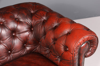 Wunderschönes Original Chesterfield 2er Sofa Englisch Oxblood Leder 2- Sitzer Couch