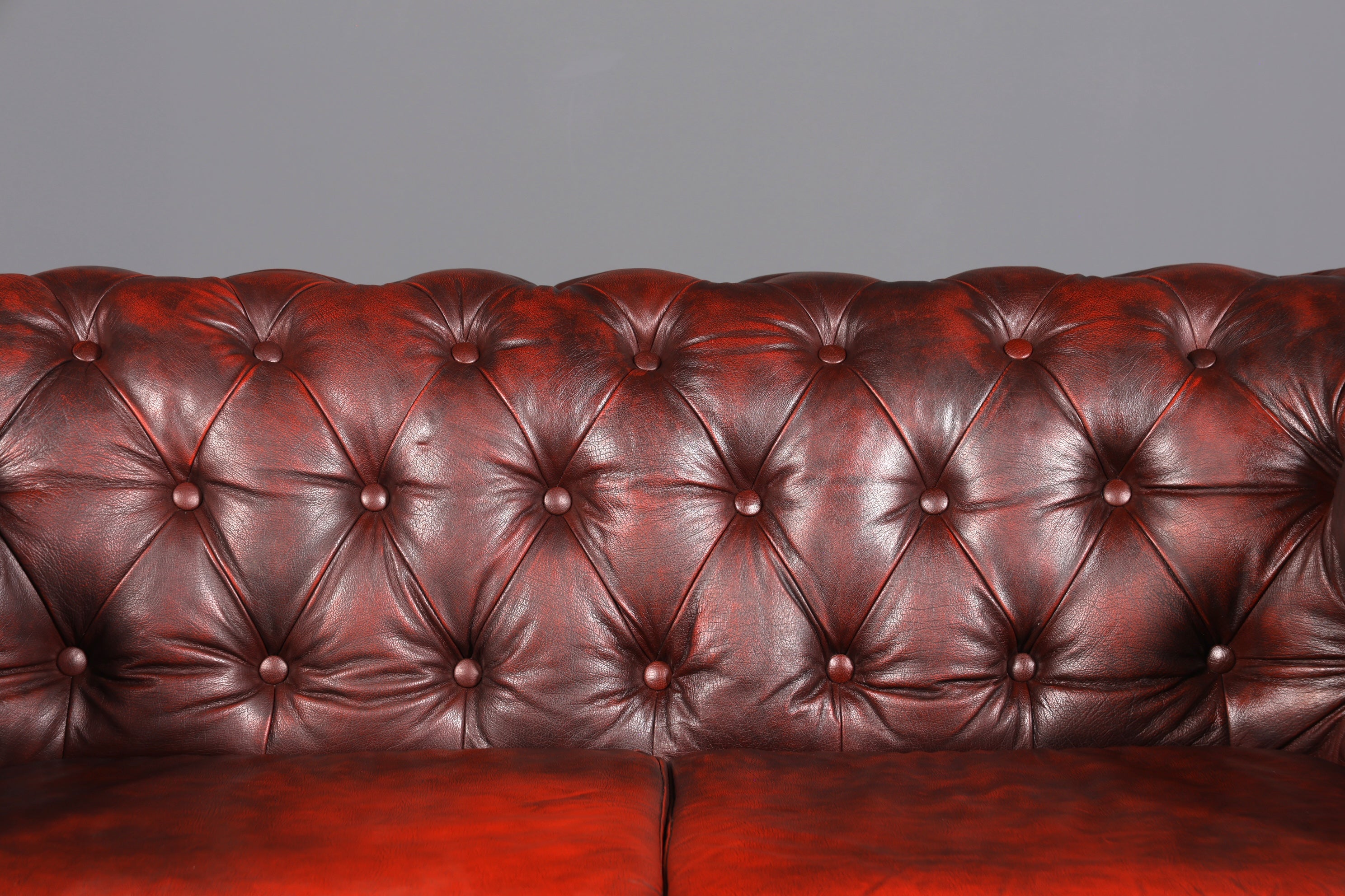 Wunderschönes Original Chesterfield 2er Sofa Englisch Oxblood Leder 2- Sitzer Couch