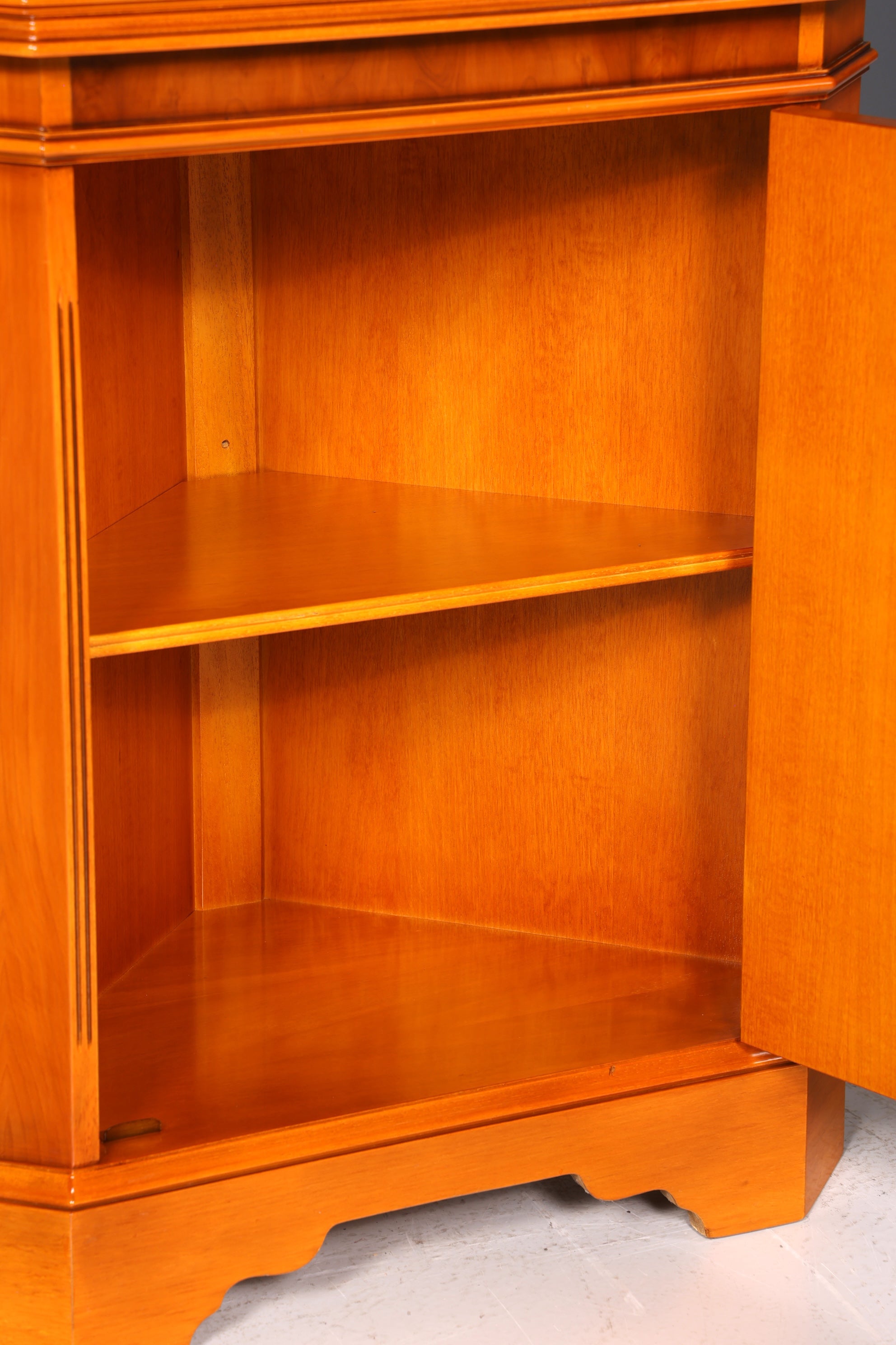 Wunderschöne Englische Eckvitrine Antik 60s echt Holz Eibe Schrank Eckschrank Glasvitrine Vitrine