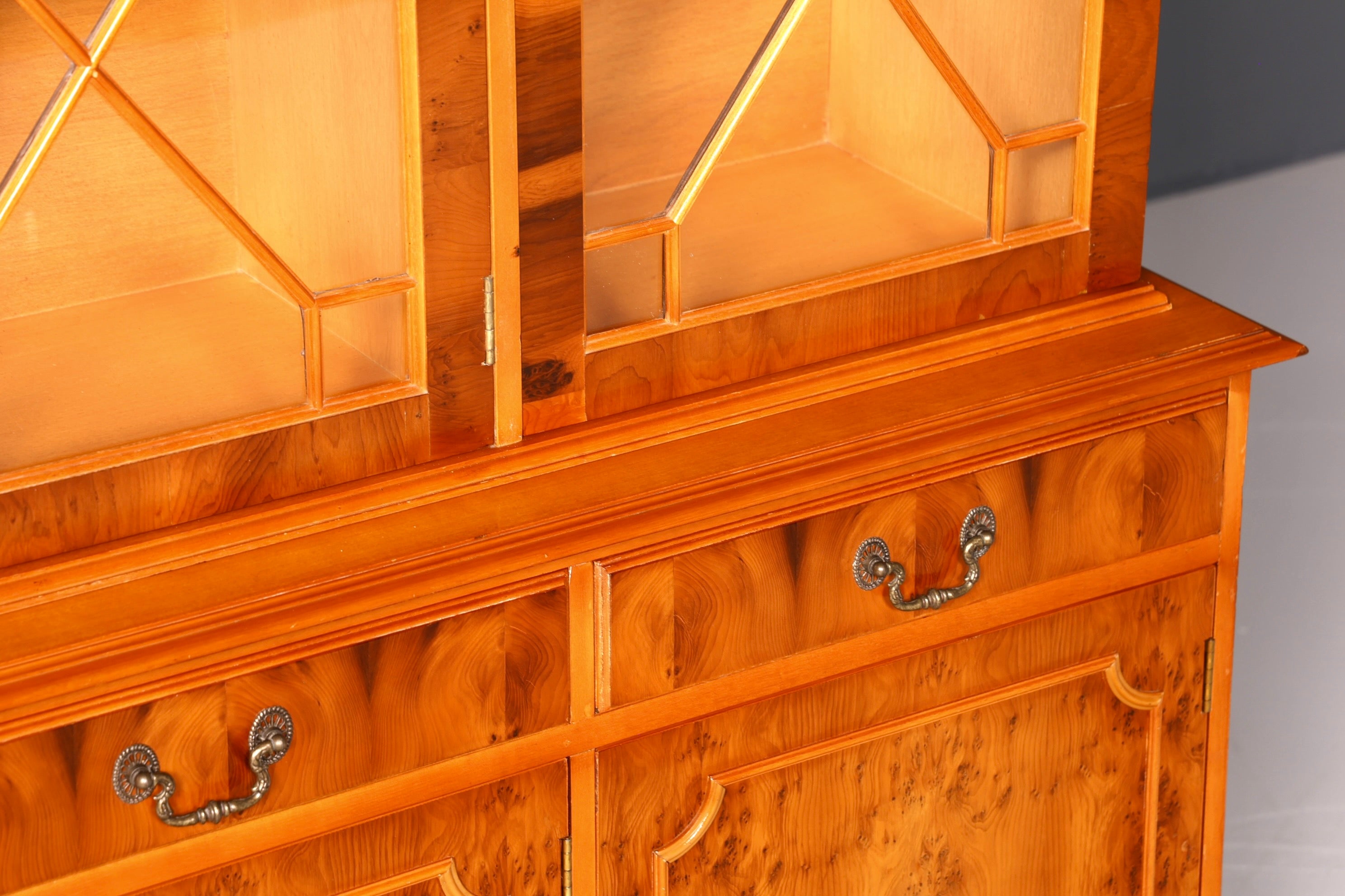 Wunderschöne Englische Vitrine Bücherschrank Buffet Englisch Antik Stil Eibe Glasvitrine Bibliothek