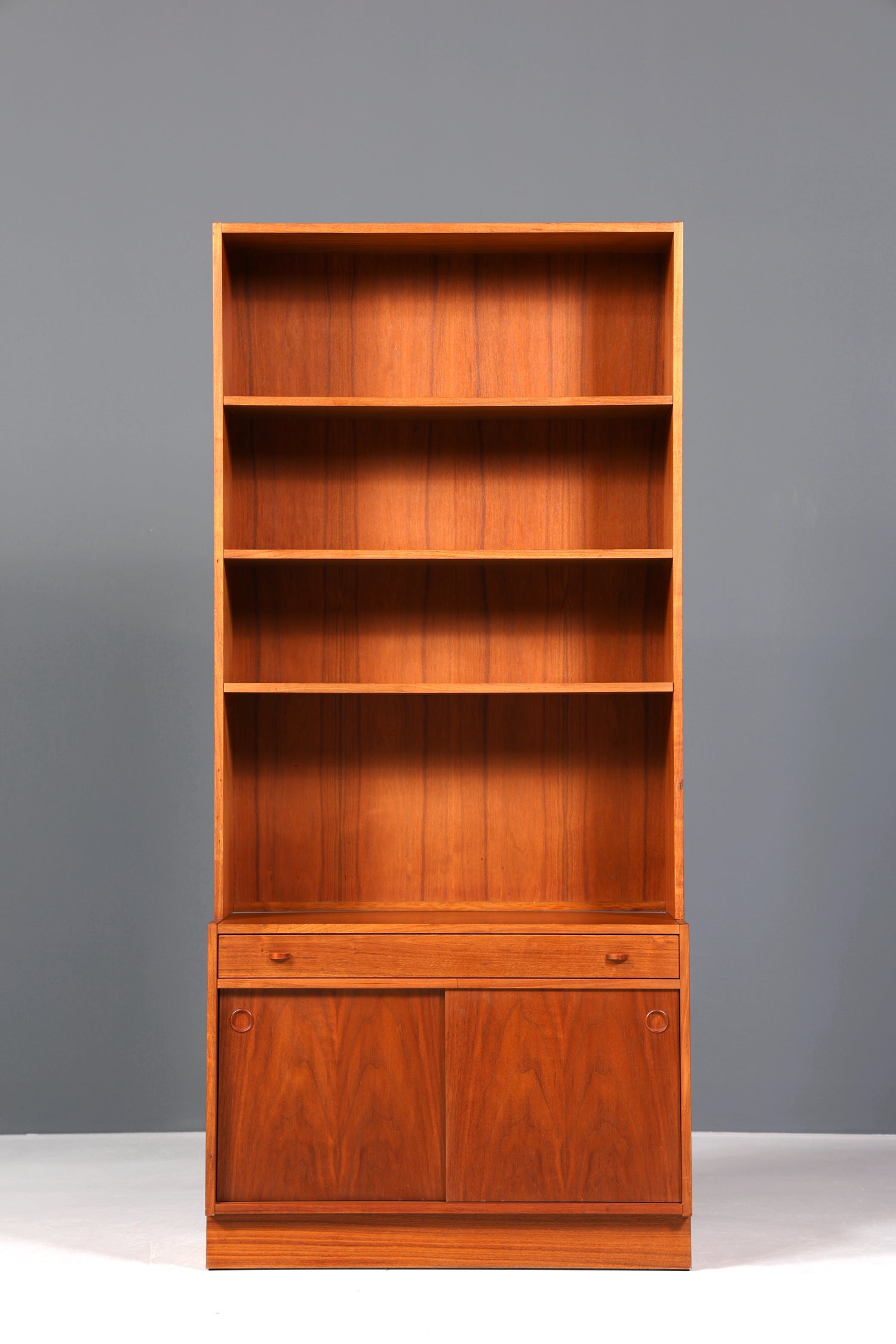 Stilvolles Mid Century Regal skandinavisches Bücherregal Kommode 60er Jahre