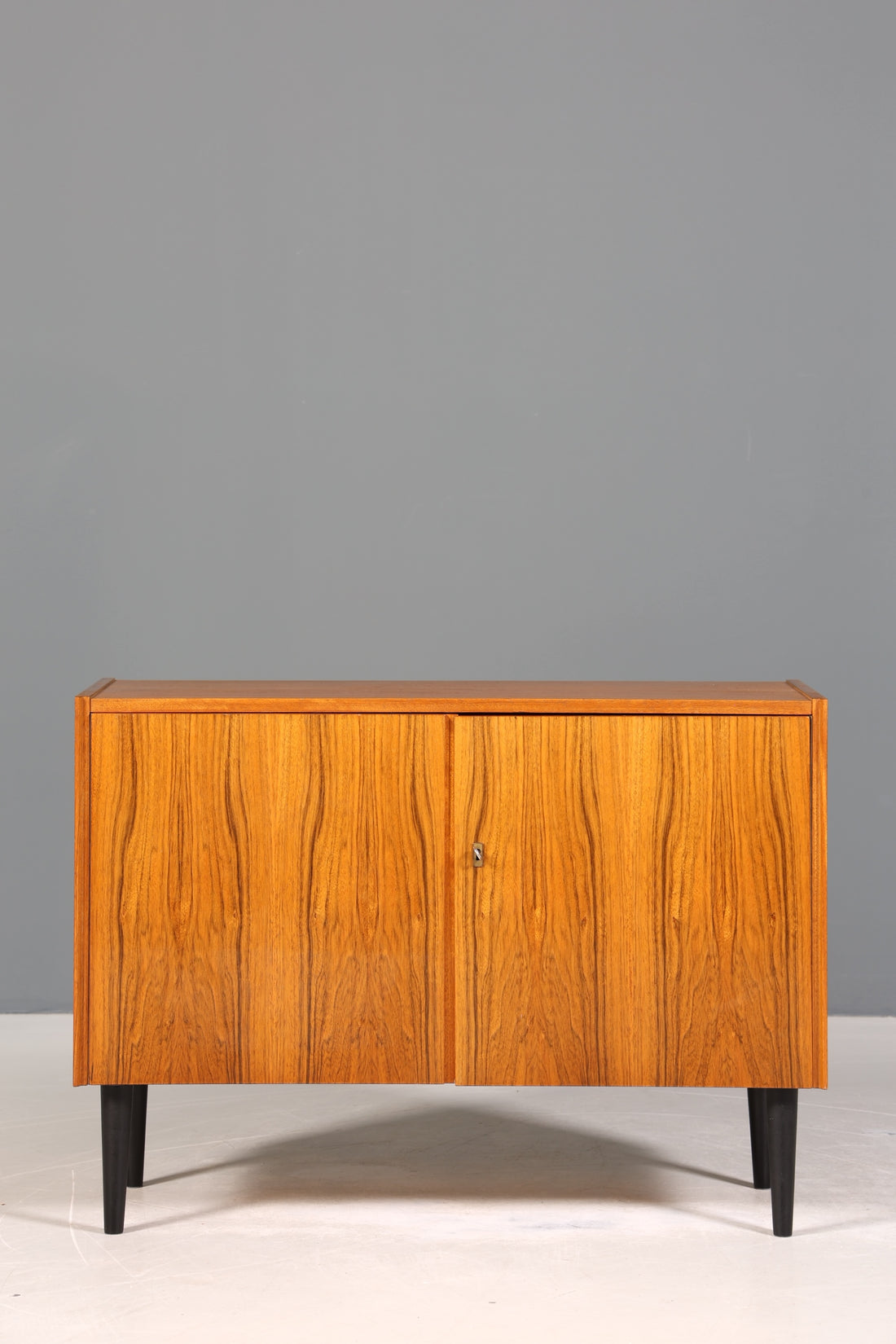 Schlichter Mid Century Schrank Vintage Retro Kommode Flur Kommode 60s VEB Regal Sideboard 3 von 3