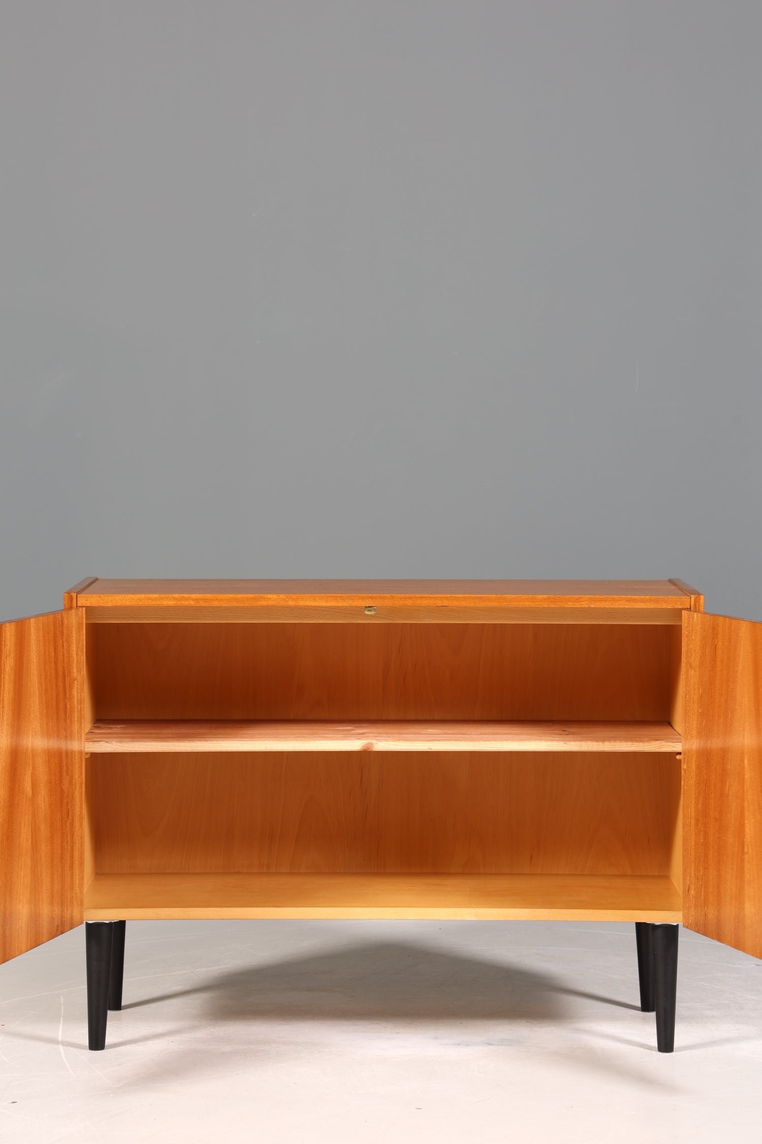 Schlichter Mid Century Schrank Vintage Retro Kommode Flur Kommode 60s VEB Regal Sideboard 3 von 3