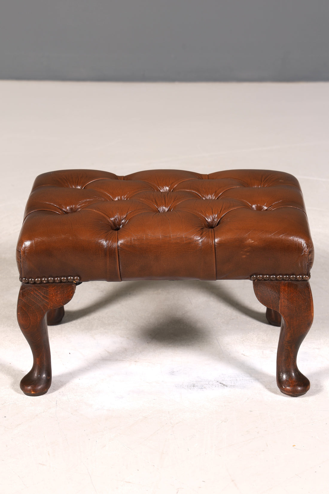 Original Chesterfield Hocker echt Leder Englischer Fusshocker UK Englisch Fussablage