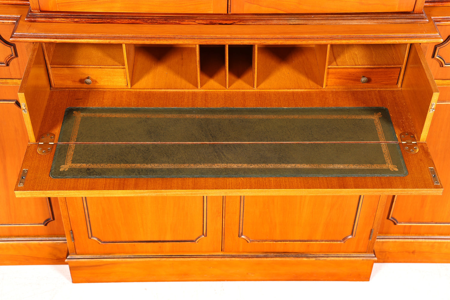 Traumhafte Englische Vitrine Bücherschrank Buffet Antik Stil Englisch Eibe Glasvitrine Bibliothek