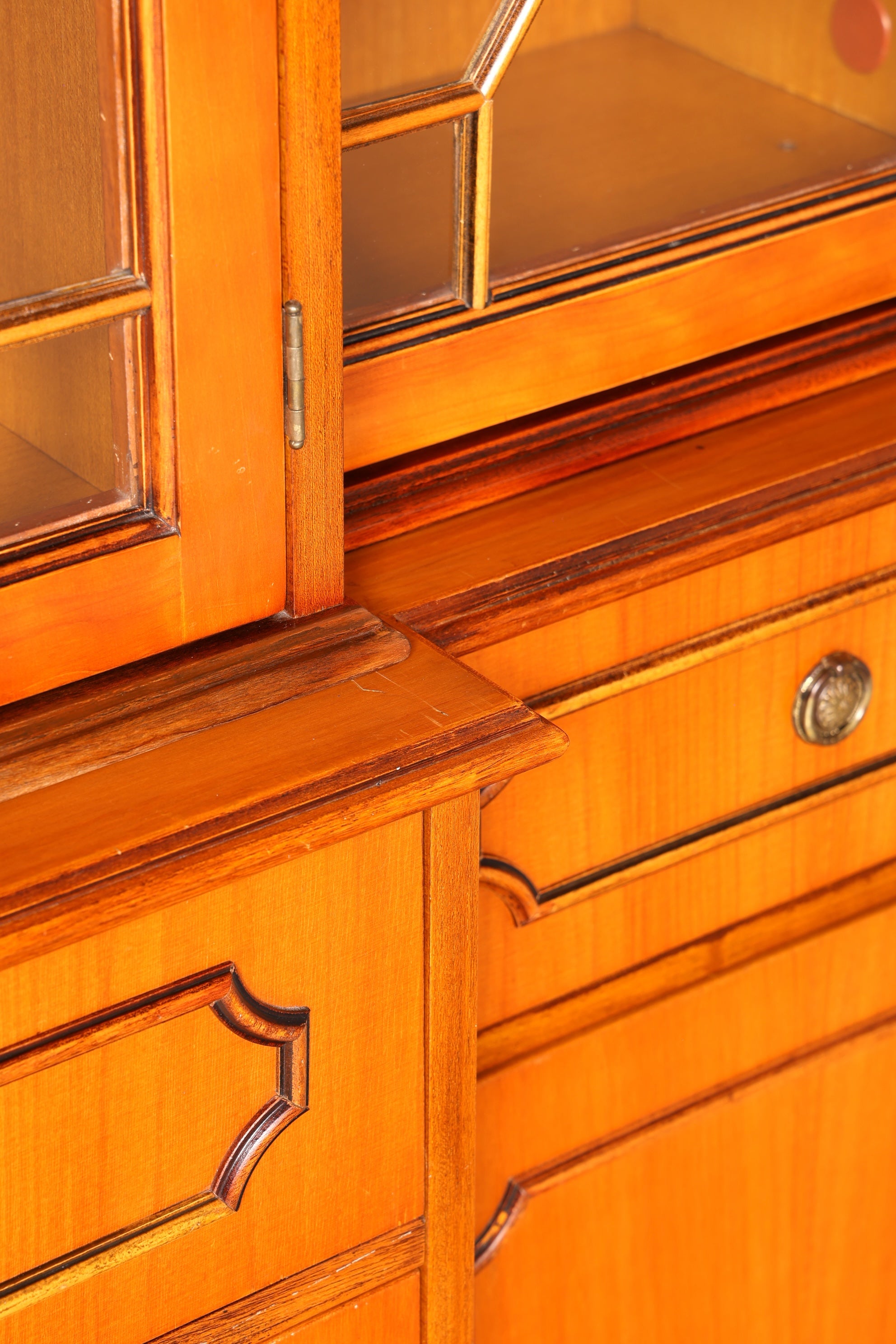 Traumhafte Englische Vitrine Bücherschrank Buffet Antik Stil Englisch Eibe Glasvitrine Bibliothek