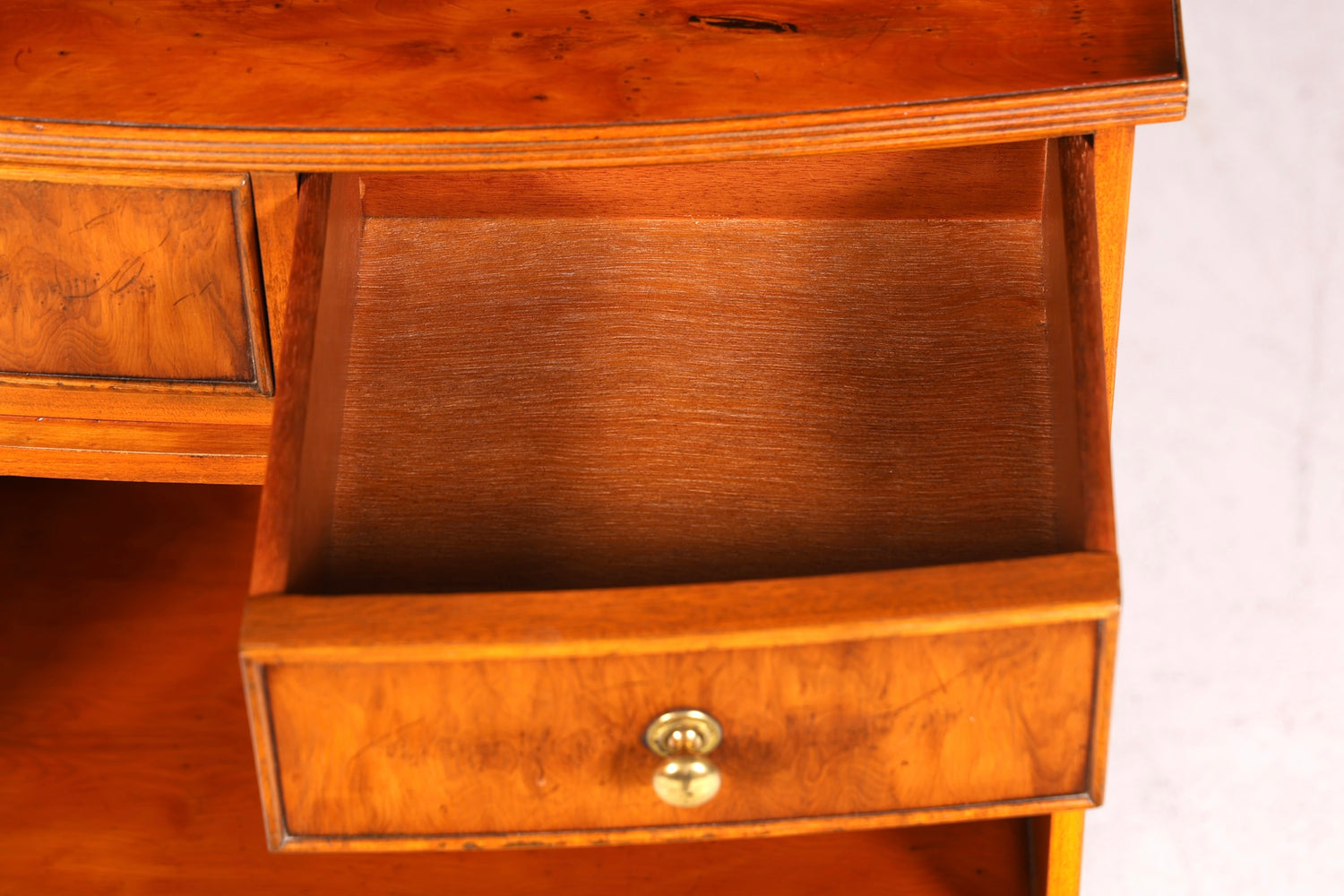 Wunderschöne Englische Kommode Eibe Schrank Reprodux Bevan Funnell Antik Stil Ablagetisch