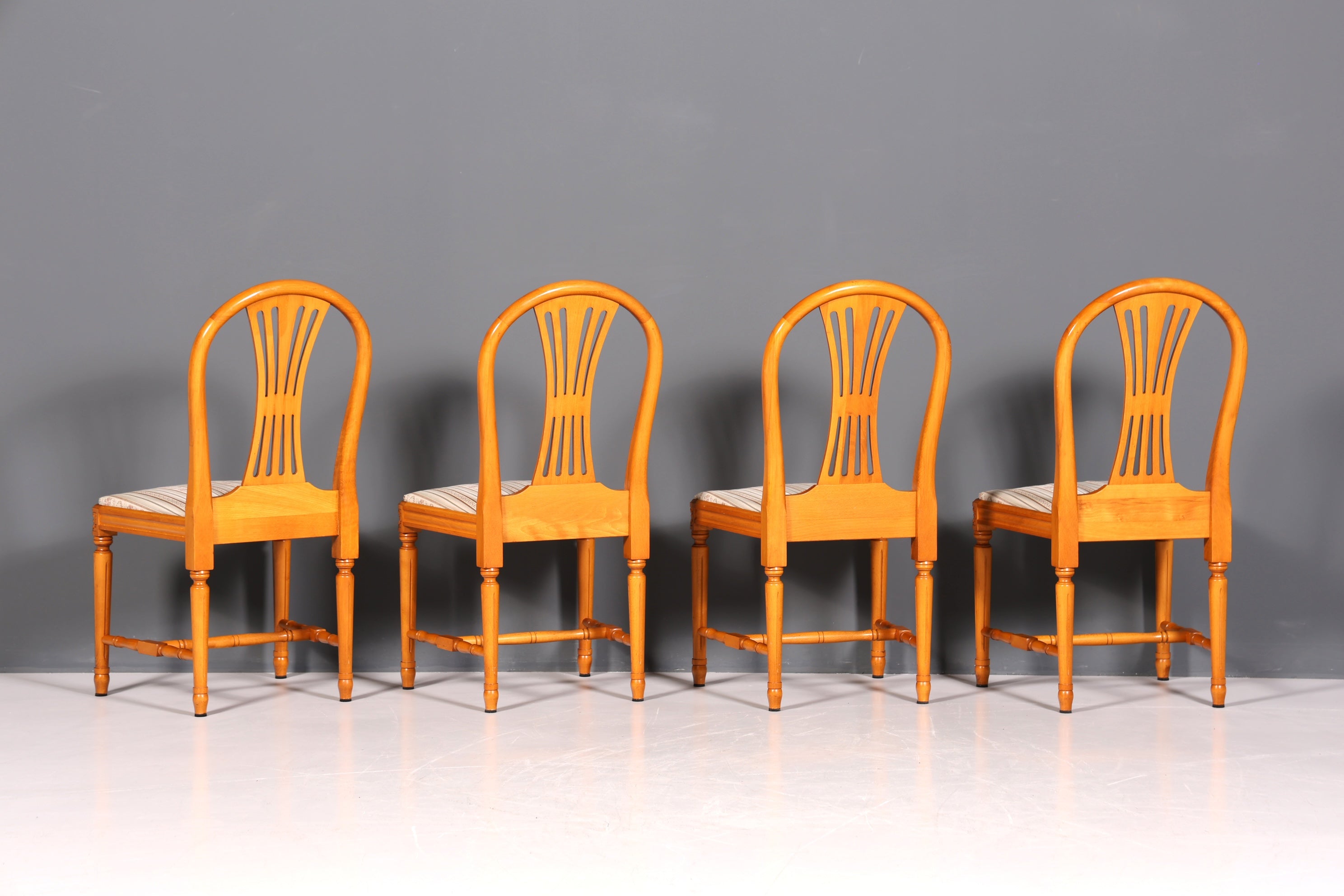 4x Traumhafte Stühle im Gustavianischem Stil Englisch Küchenstühle Antik Stil Esszimmer Stuhl Set