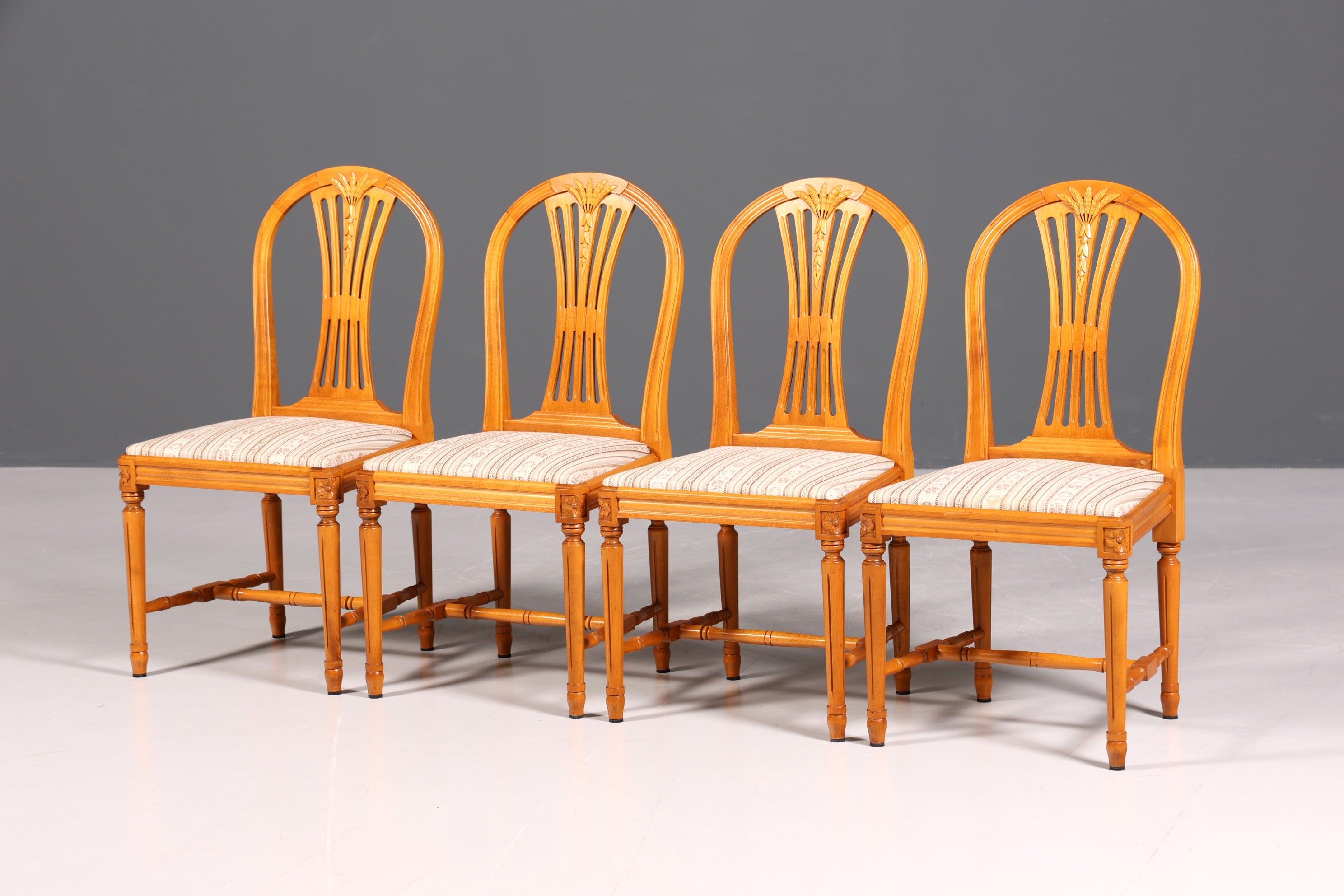 4x Traumhafte Stühle im Gustavianischem Stil Englisch Küchenstühle Antik Stil Esszimmer Stuhl Set