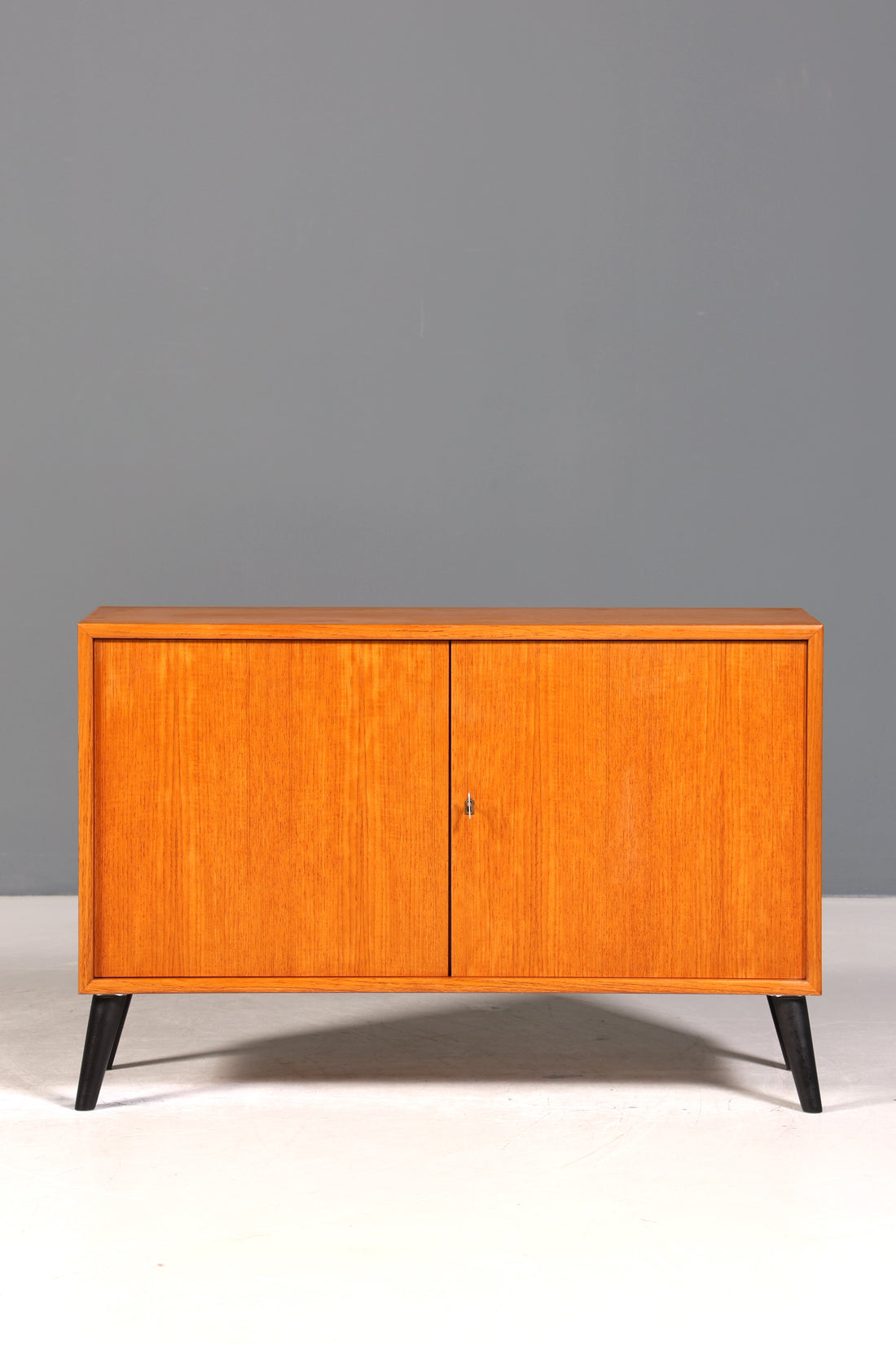 Schlichter Mid Century Schrank WMK Möbel Vintage Retro Kommode Flur Kommode 60s Regal Sideboard 1 von 2