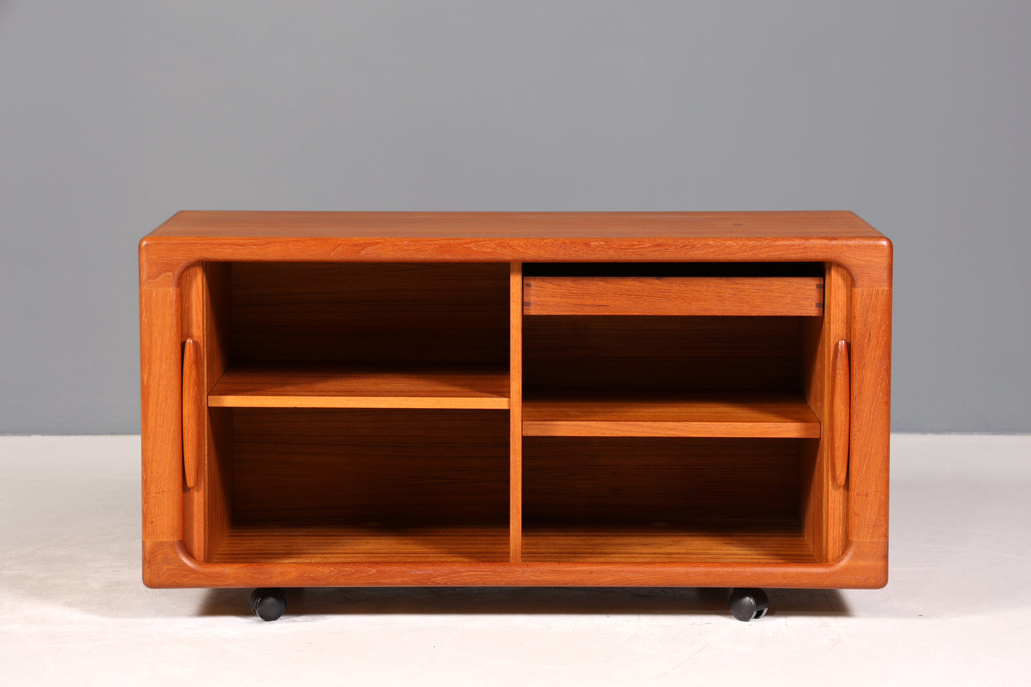 Wunderschöner Mid Century Schrank Original Dyrlund Sideboard Danish Design Teak Holz TV Schrank 60s