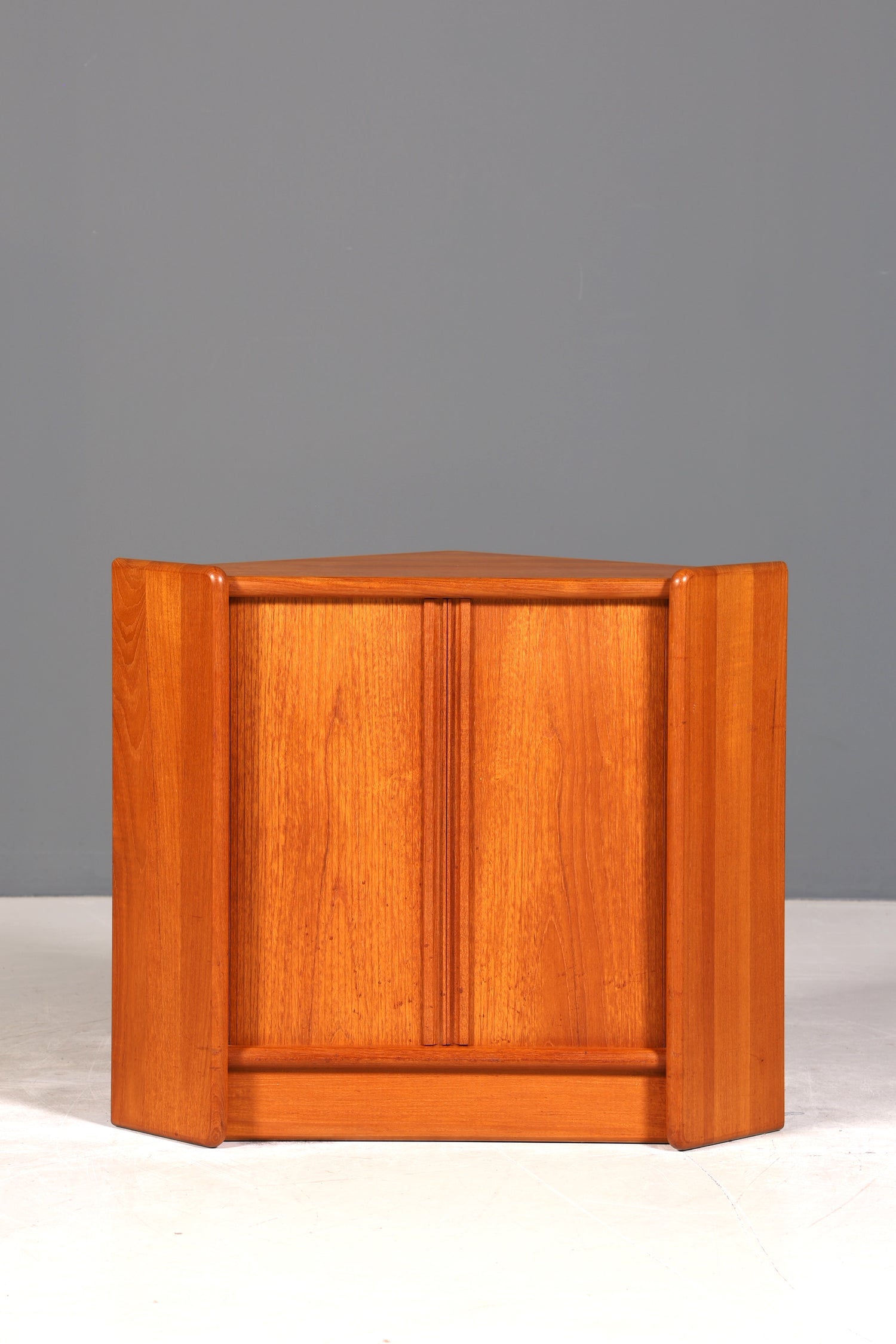 Wunderschöner Mid Century Eckschrank Original Dyrlund Schrank Danish Design Teak Holz Regal 60s