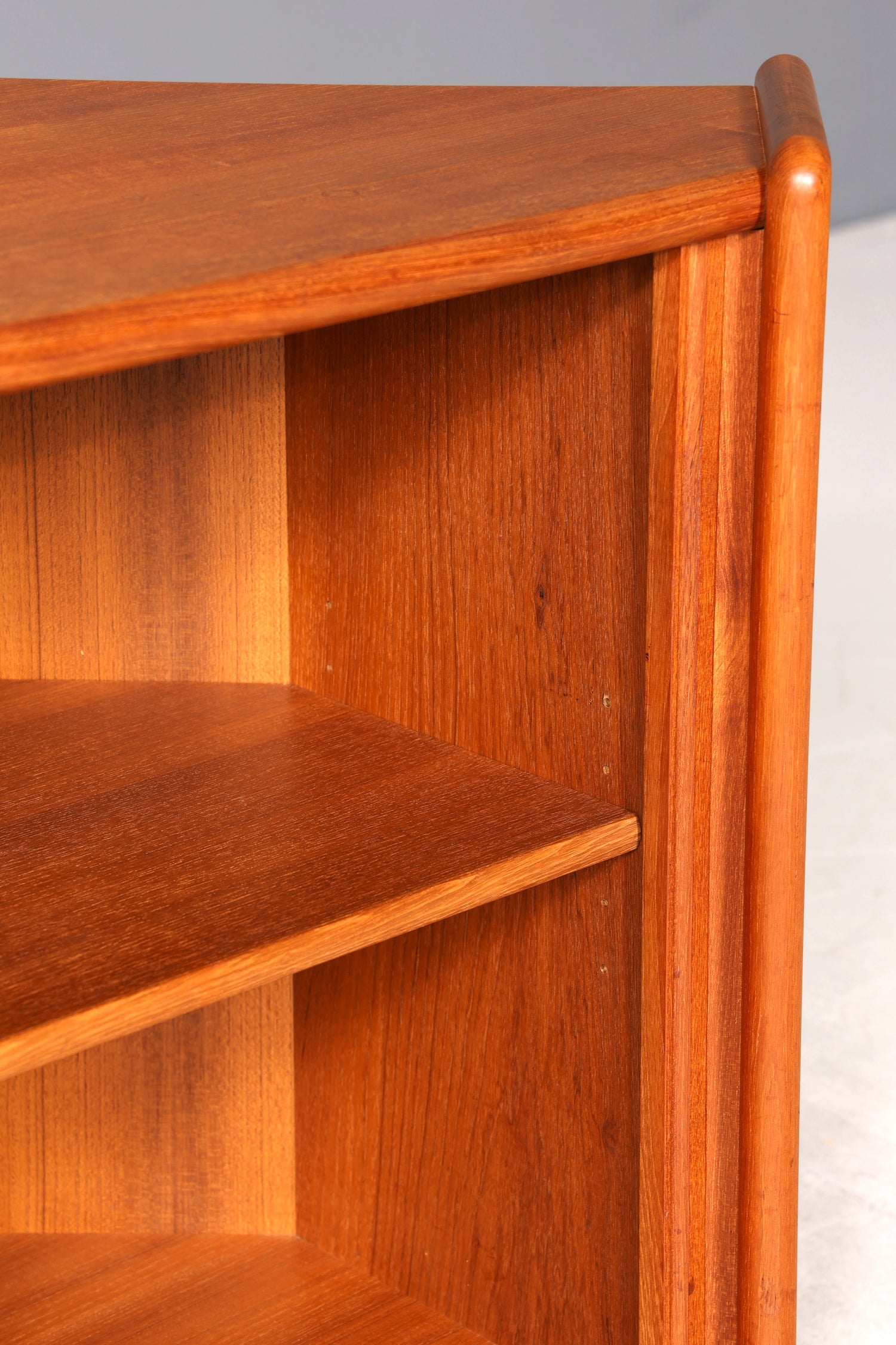 Wunderschöner Mid Century Eckschrank Original Dyrlund Schrank Danish Design Teak Holz Regal 60s