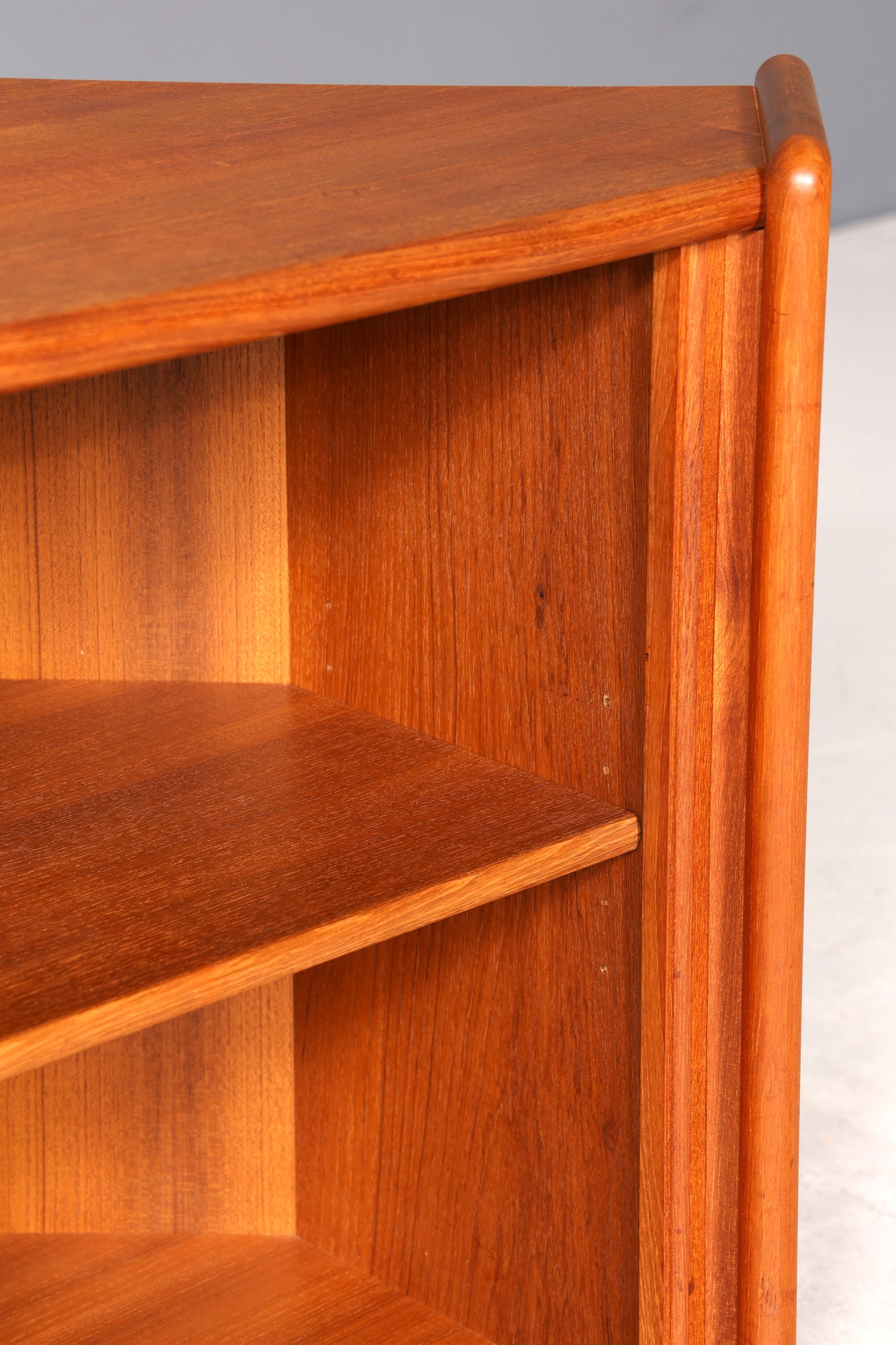 Wunderschöner Mid Century Eckschrank Original Dyrlund Schrank Danish Design Teak Holz Regal 60s