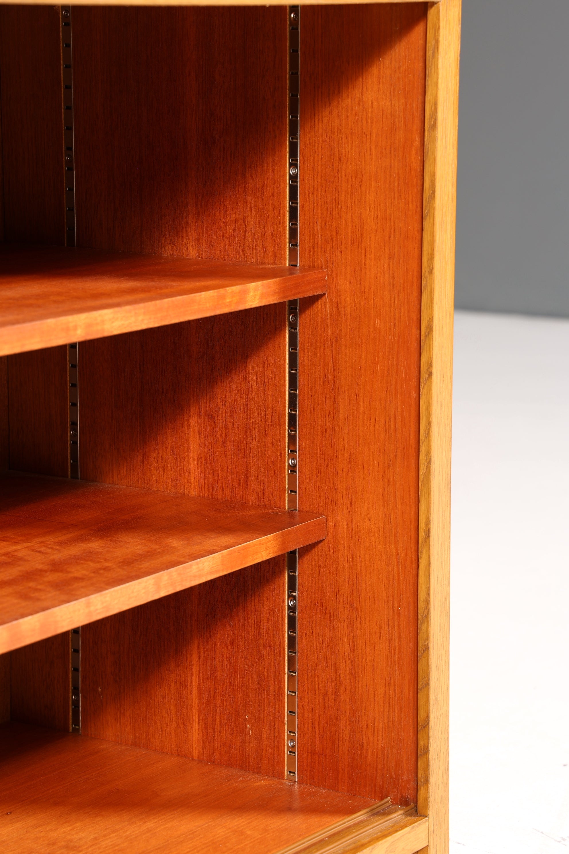 Wunderschöne Mid Century Kommode Vintage Schiebetür WB Schrank 60er Jahre 2 von 4