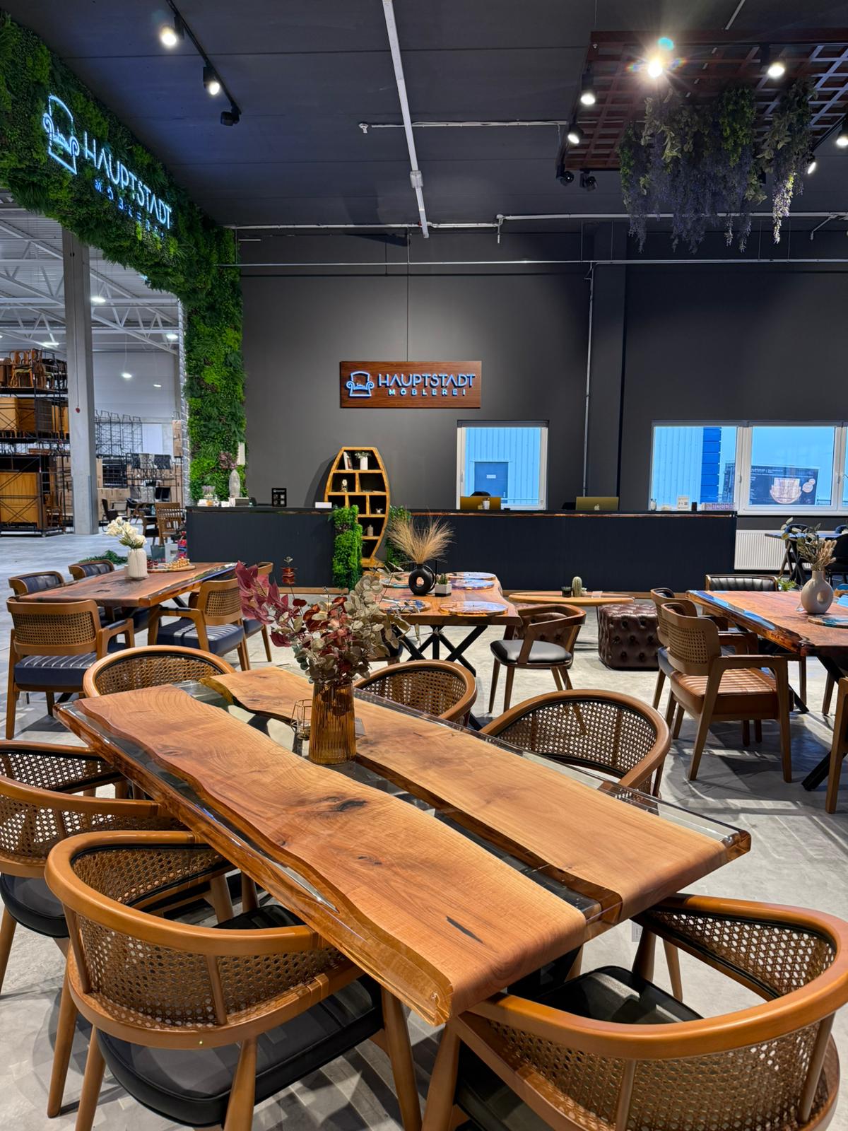 Einblick in unseren 4.000 m² großen Möbel-Showroom in Berlin-Lichtenberg mit professionell aufbereiteten Vintage-Möbeln und ausgewählten Designstücken.