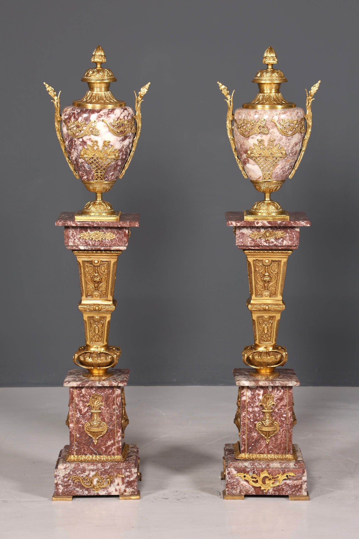 Wunderschöne Barock Stil Säule mit Vase Louis XV Marmor Naturstein Blumensäule Sockel Ablage