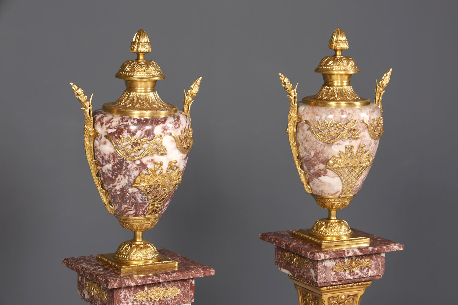 Wunderschöne Barock Stil Säule mit Vase Louis XV Marmor Naturstein Blumensäule Sockel Ablage